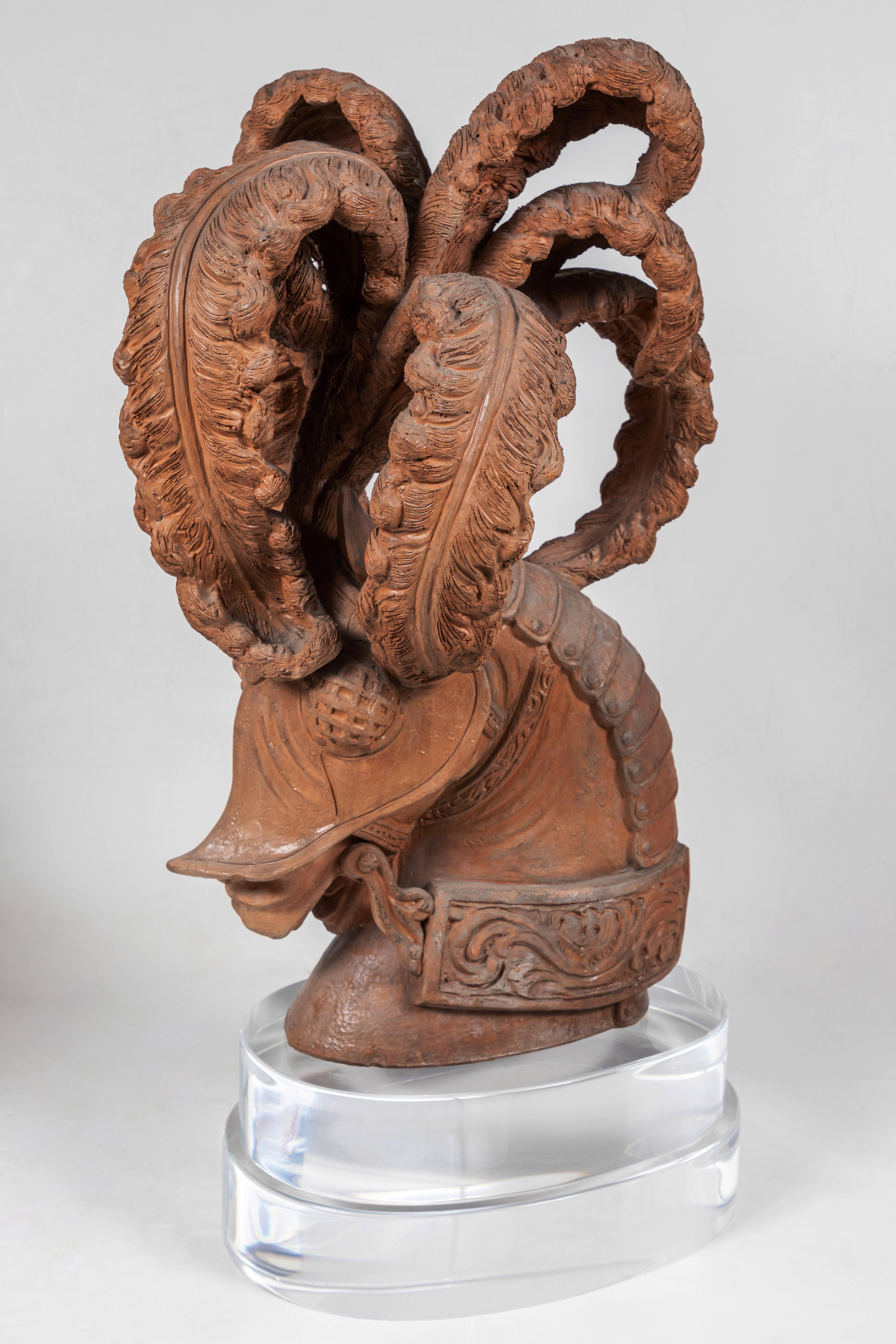 Sehr seltene italienische Terrakotta-Skulpturen eines Ritters und eines Pferdes, beide in Repousse-Rüstung und mit dramatischen Federn geschmückt.  Sie sind jeweils auf speziell angefertigten Sockeln aus Lucit montiert.

Maße: Ritter 22
