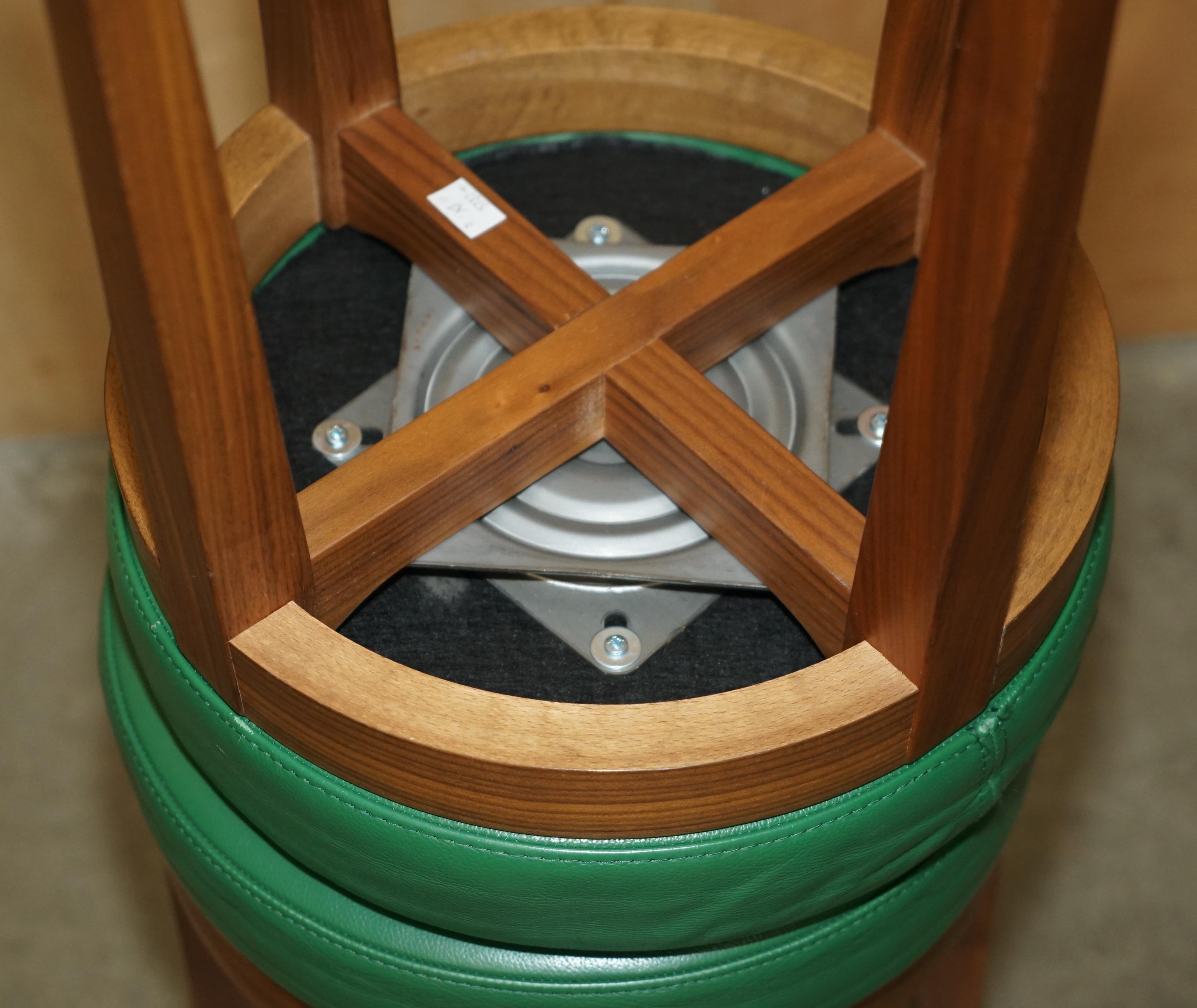 deux rares tabourets en cuir vert ROLEX d'origine. en vente 3