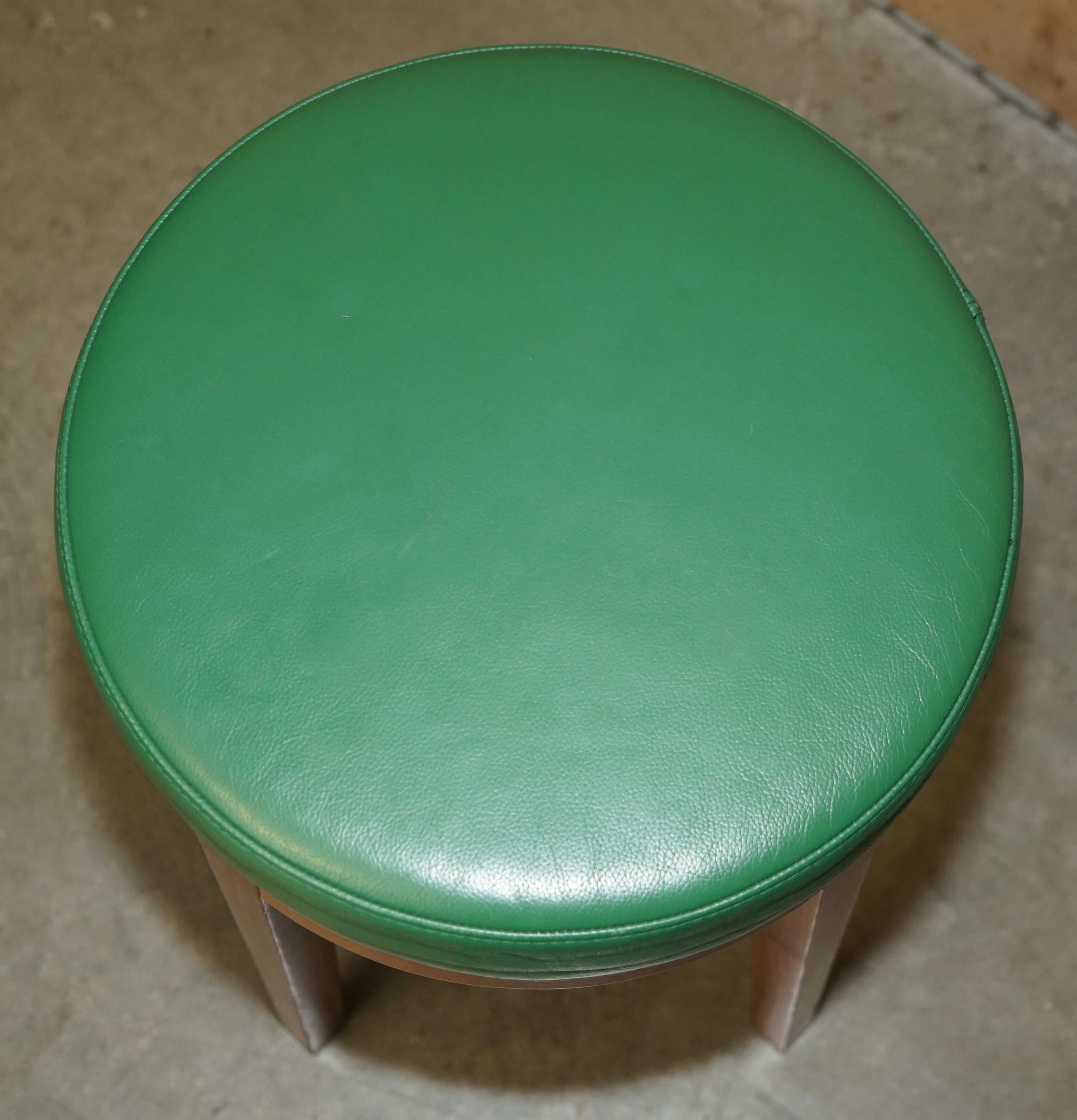 deux rares tabourets en cuir vert ROLEX d'origine. en vente 7