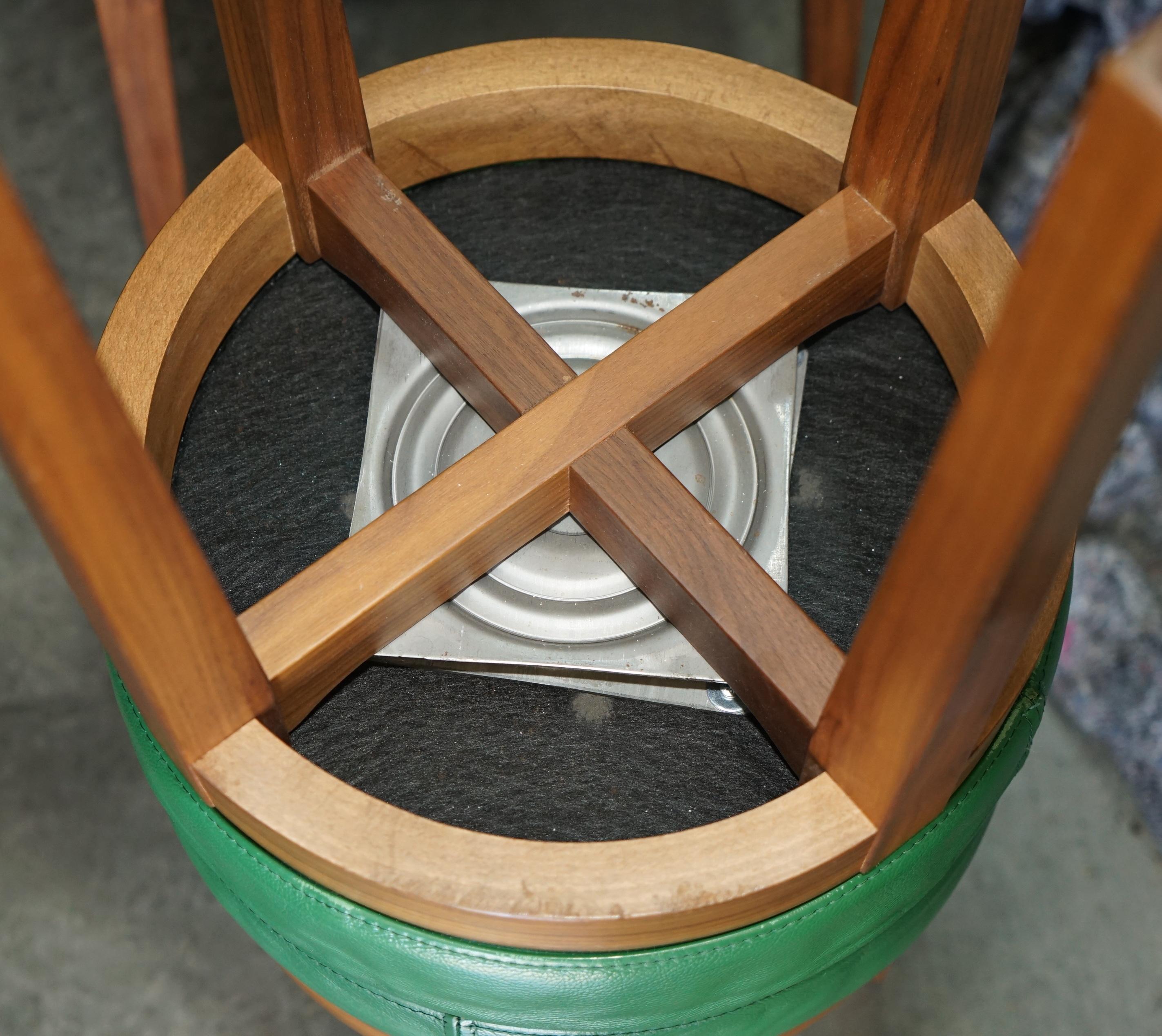 deux rares tabourets en cuir vert ROLEX d'origine. en vente 8