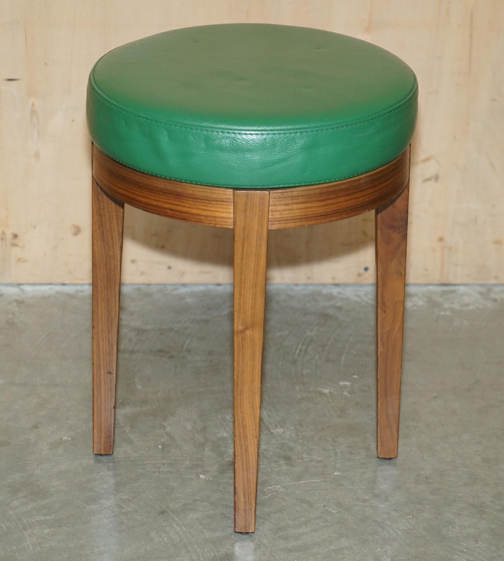 Art déco deux rares tabourets en cuir vert ROLEX d'origine. en vente