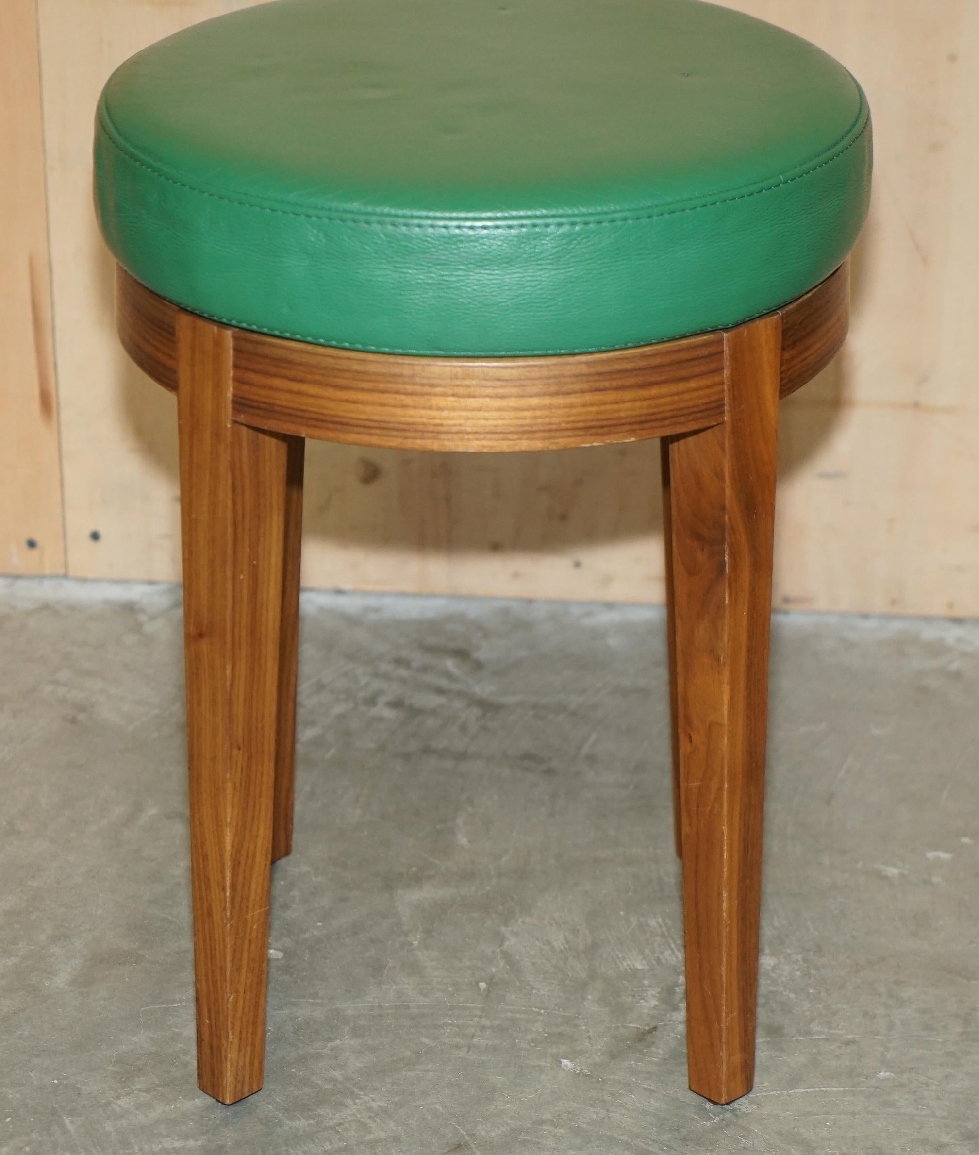Fait main deux rares tabourets en cuir vert ROLEX d'origine. en vente