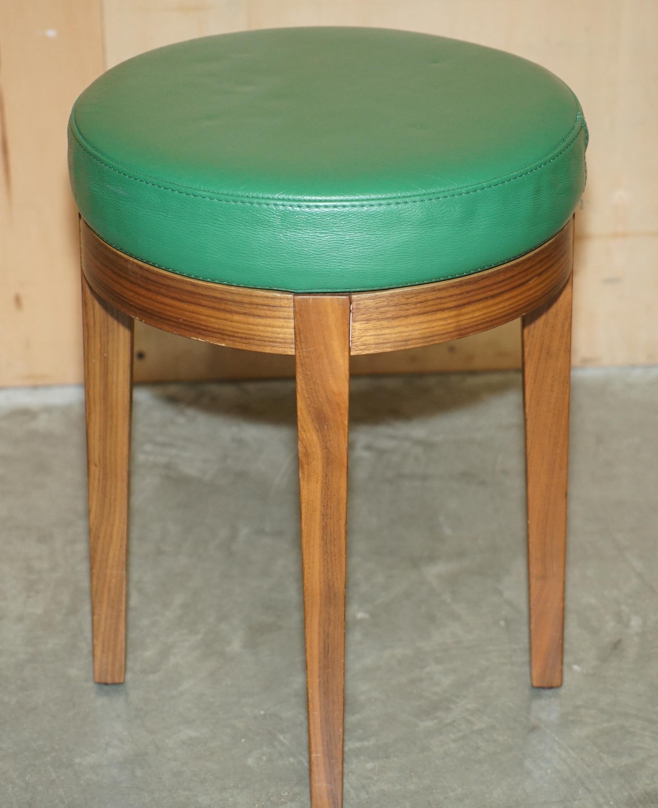 Cuir deux rares tabourets en cuir vert ROLEX d'origine. en vente