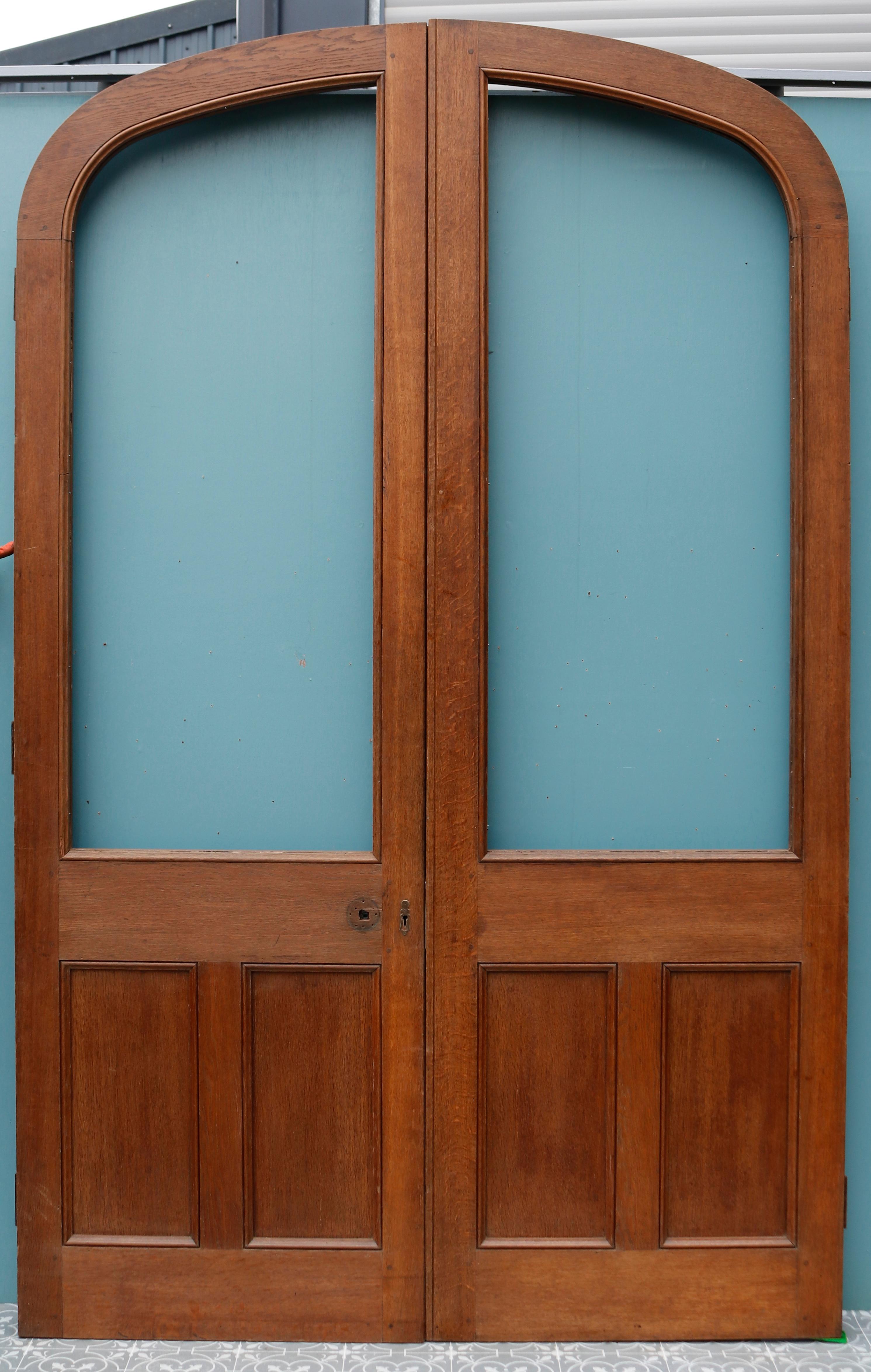 Ein massives Paar Türen aus aufgearbeiteter Eiche, bereit für die Verglasung.
 
Sie sind sowohl für den Außen- als auch für den Inneneinsatz geeignet.