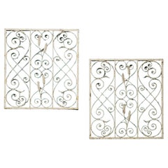 Paar wiederhergestellte schmiedeeiserne Grills