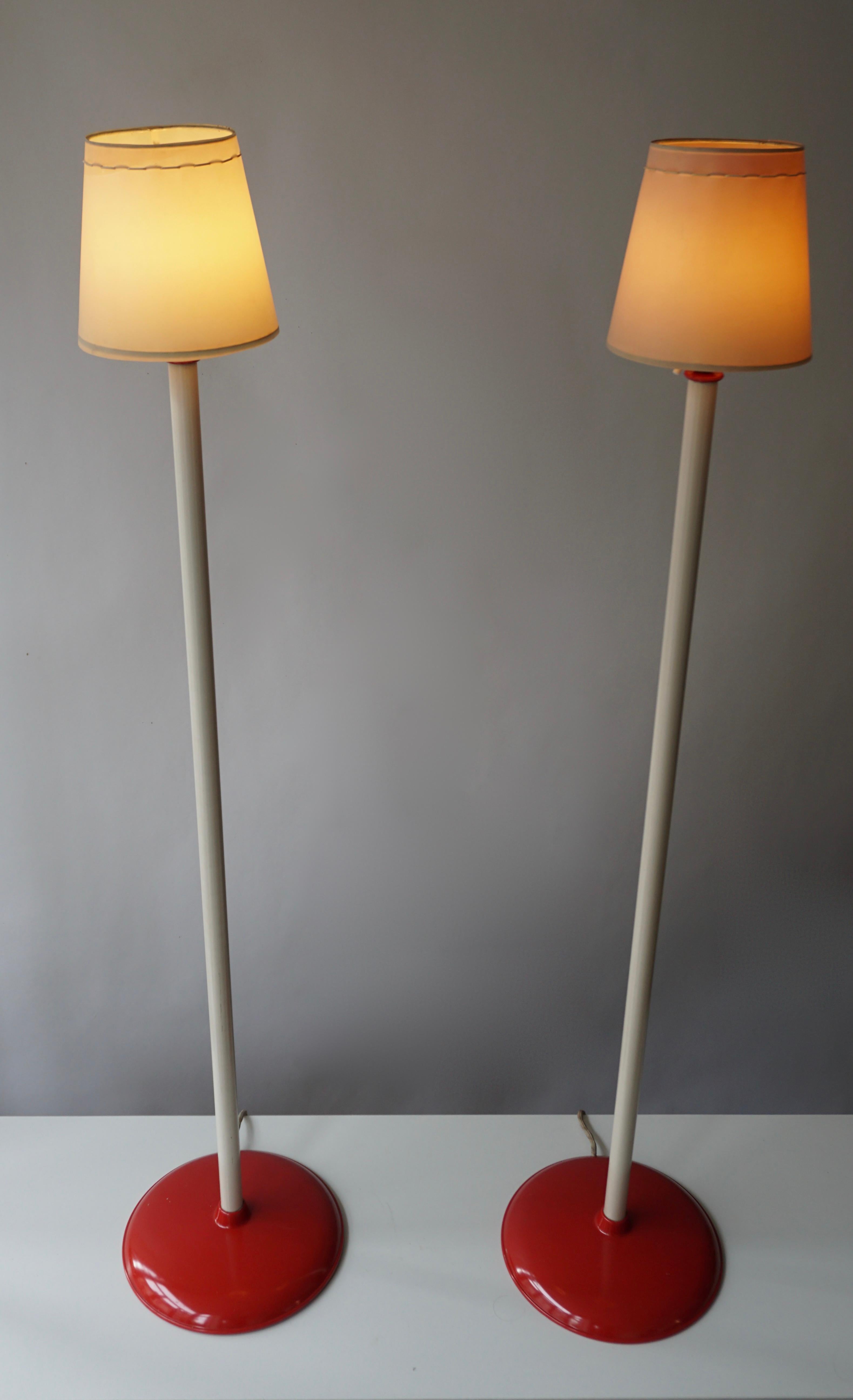 Mid-Century Modern Deux lampadaires rouges et blancs en vente