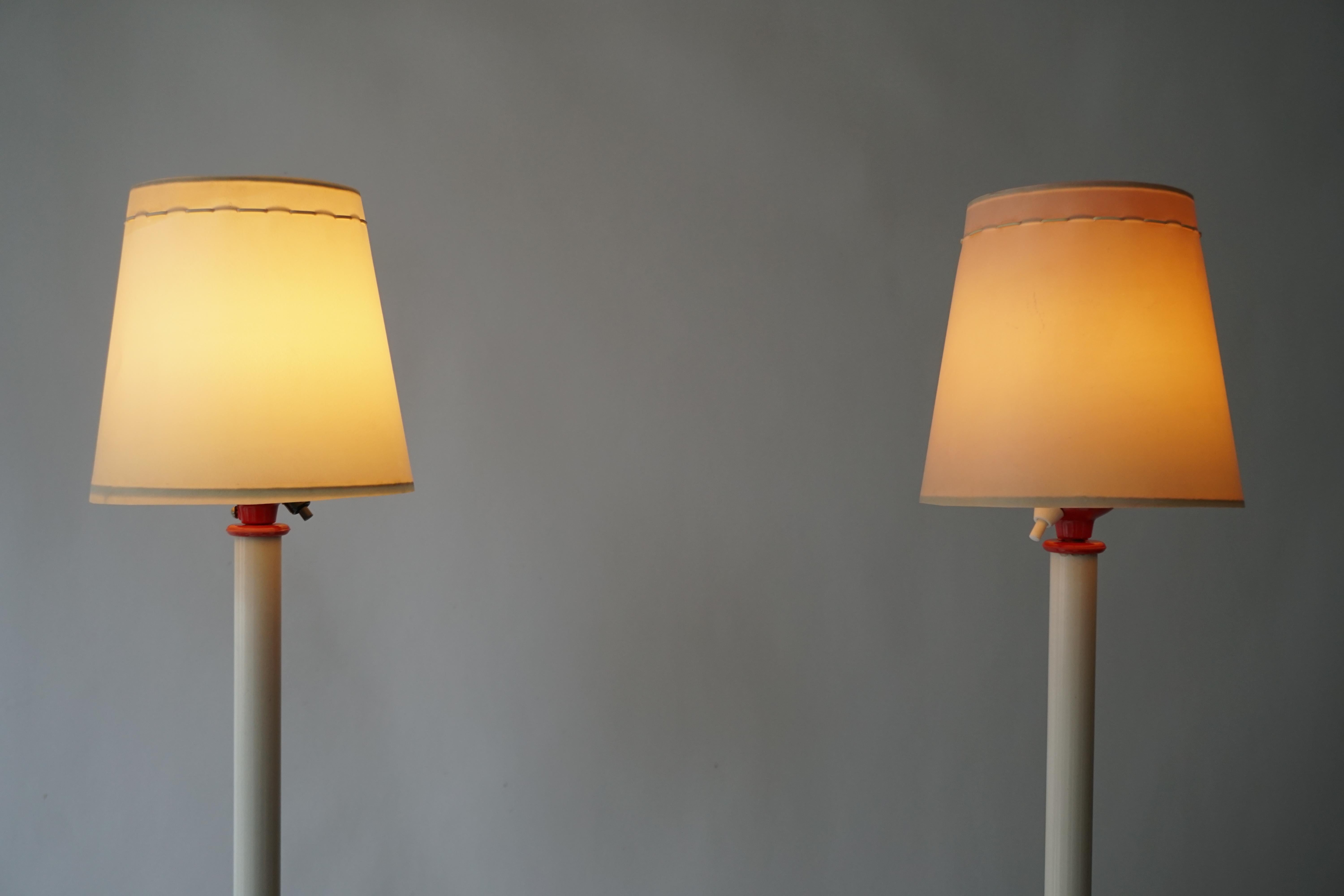 20ième siècle Deux lampadaires rouges et blancs en vente