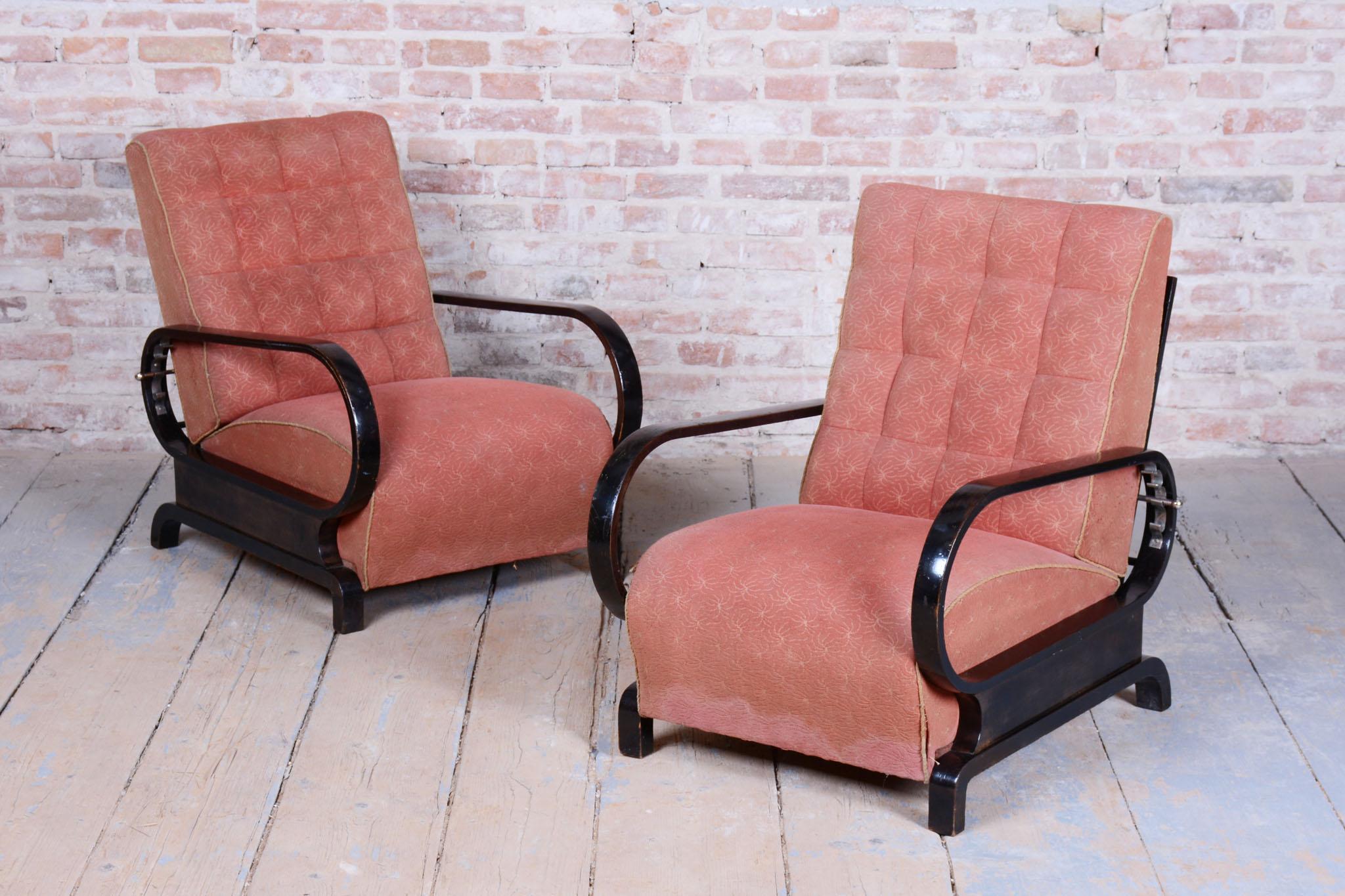 Te presentamos una elegante pareja de sillones reclinables de estilo Art Déco de la primera mitad del siglo XX, originarios de Checoslovaquia y diseñados por el renombrado diseñador Jindřich Halabala para ÚP Závody. Los sillones combinan la belleza