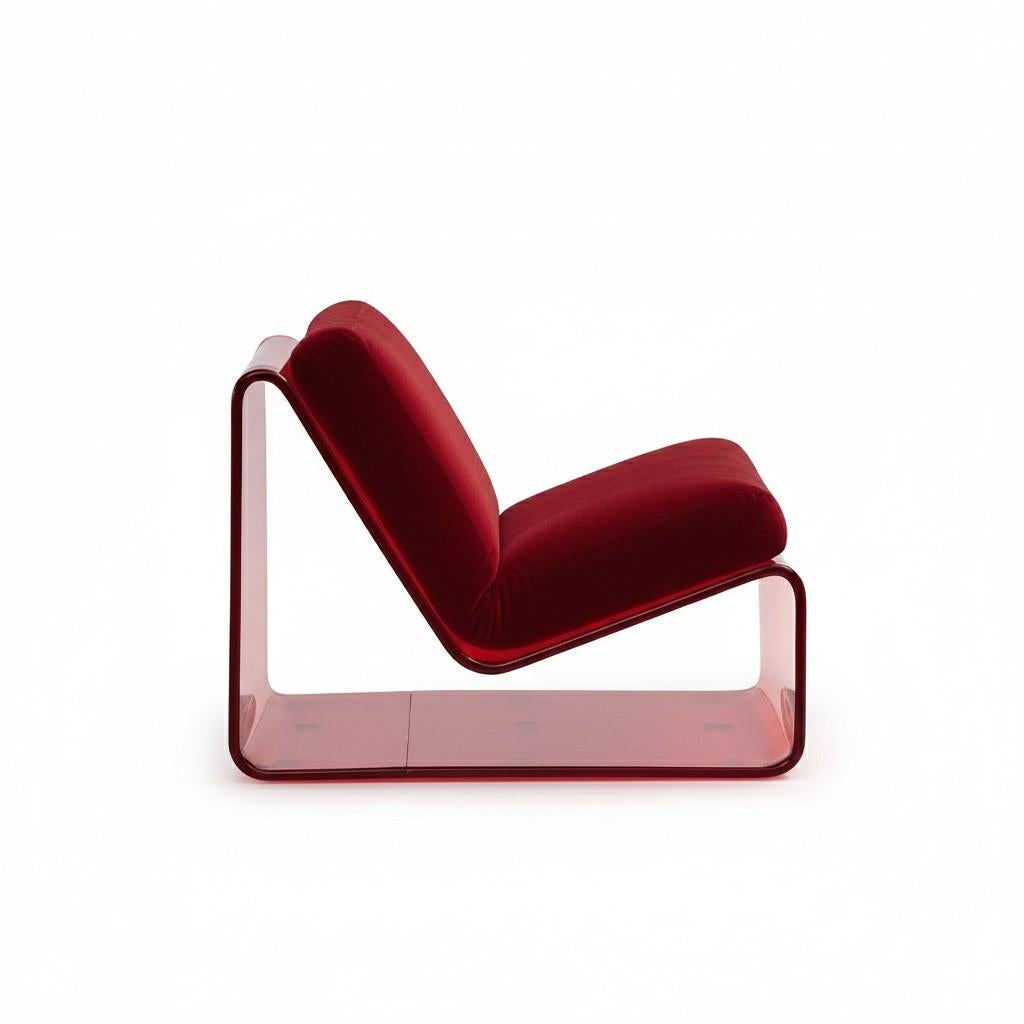 Redéfinissez votre espace avec cette chaise longue. Son design bas et fluide et sa silhouette saisissante sont un hommage à l'esthétique moderne. Avec sa base translucide et ses lignes sculpturales, cette pièce est plus qu'une simple chaise - c'est