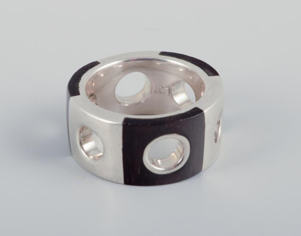 Two rings and a pair of earrings in sterling silver and dark wood. 1980s Excellent état - En vente à bronshoj, DK
