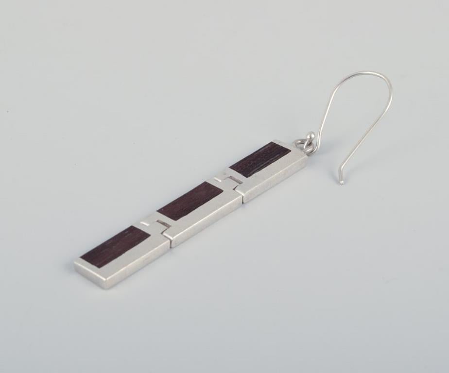 Two rings and a pair of earrings in sterling silver and dark wood. 1980s Pour femmes en vente