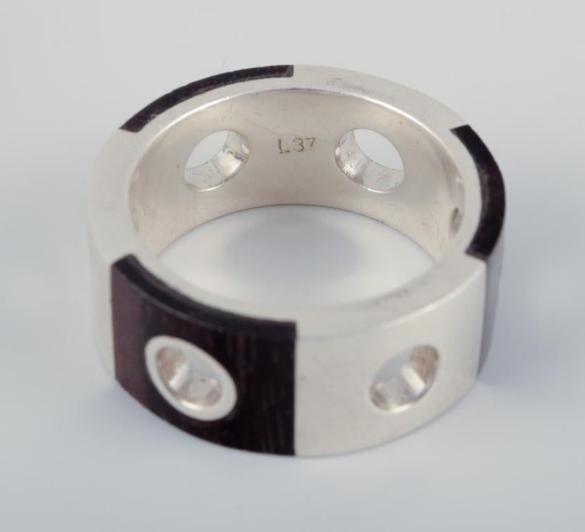Two rings and a pair of earrings in sterling silver and dark wood. 1980s en vente 3