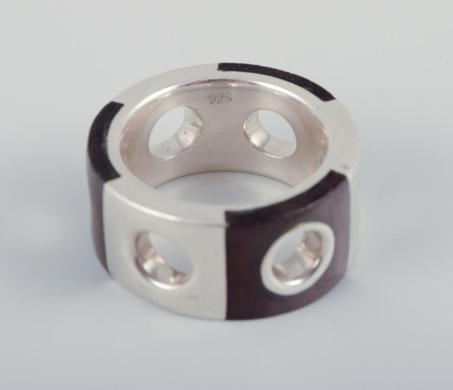 Two rings and a pair of earrings in sterling silver and dark wood. 1980s en vente 4