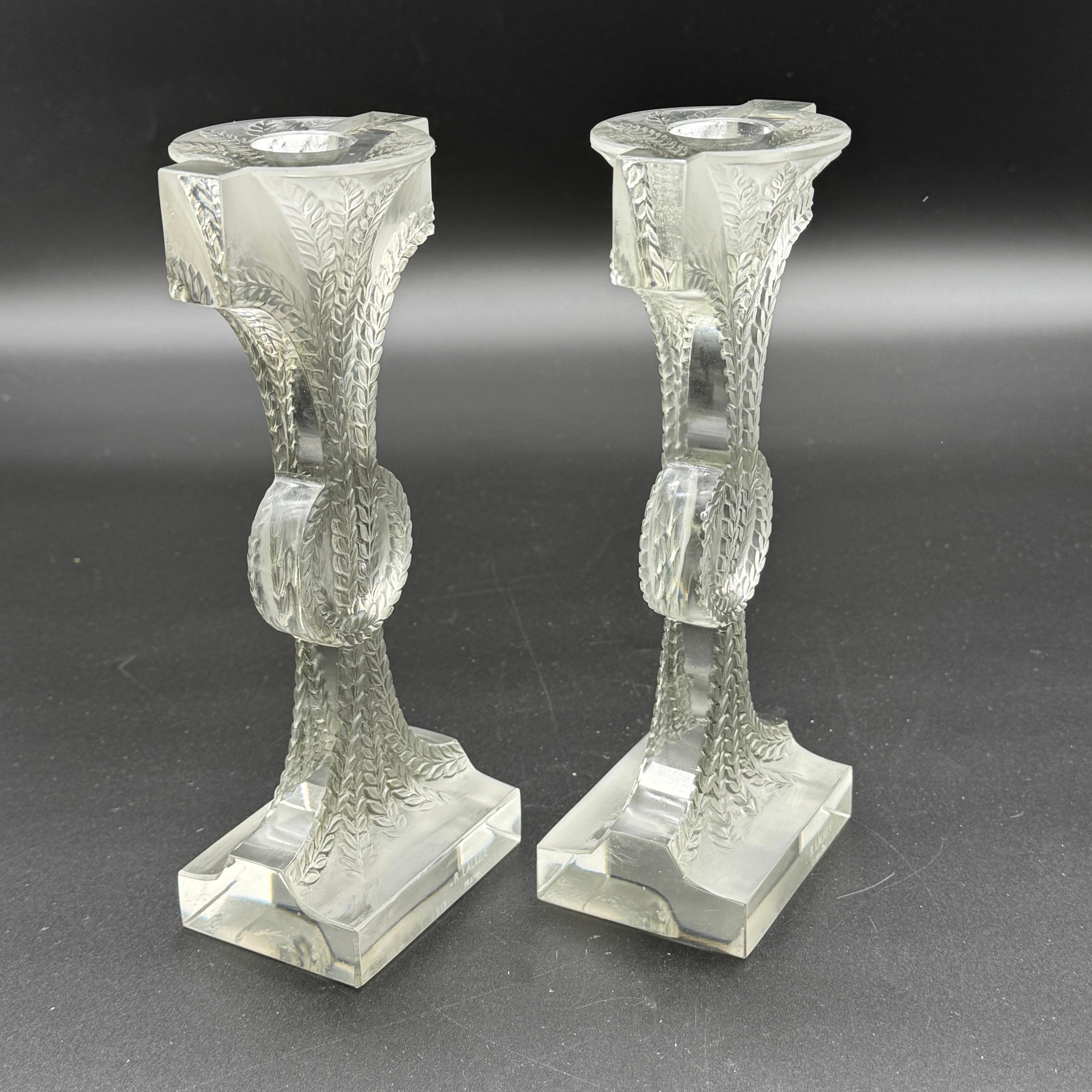 I candelieri Rameaux erano  creato nel 1934 in vetro bianco da R.Lalique.

I candelieri presentano una patina grigio chiaro e sono firmati R.Lalique in caratteri cubitali sabbiati.

Sono in ottime condizioni e oggi sono fuori produzione.