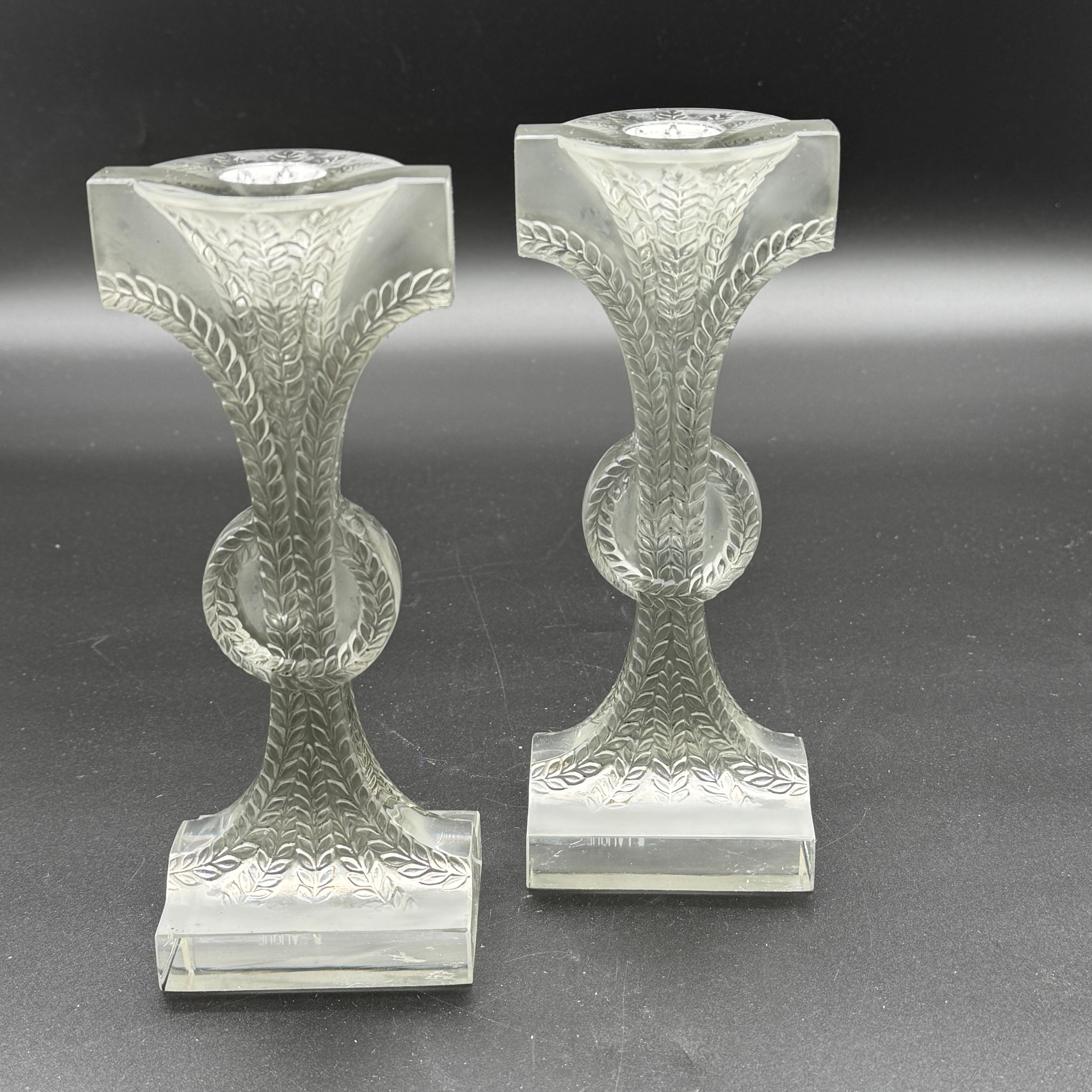 Metà XX secolo Due candelieri di vetro R.Lalique Rameaux in vendita