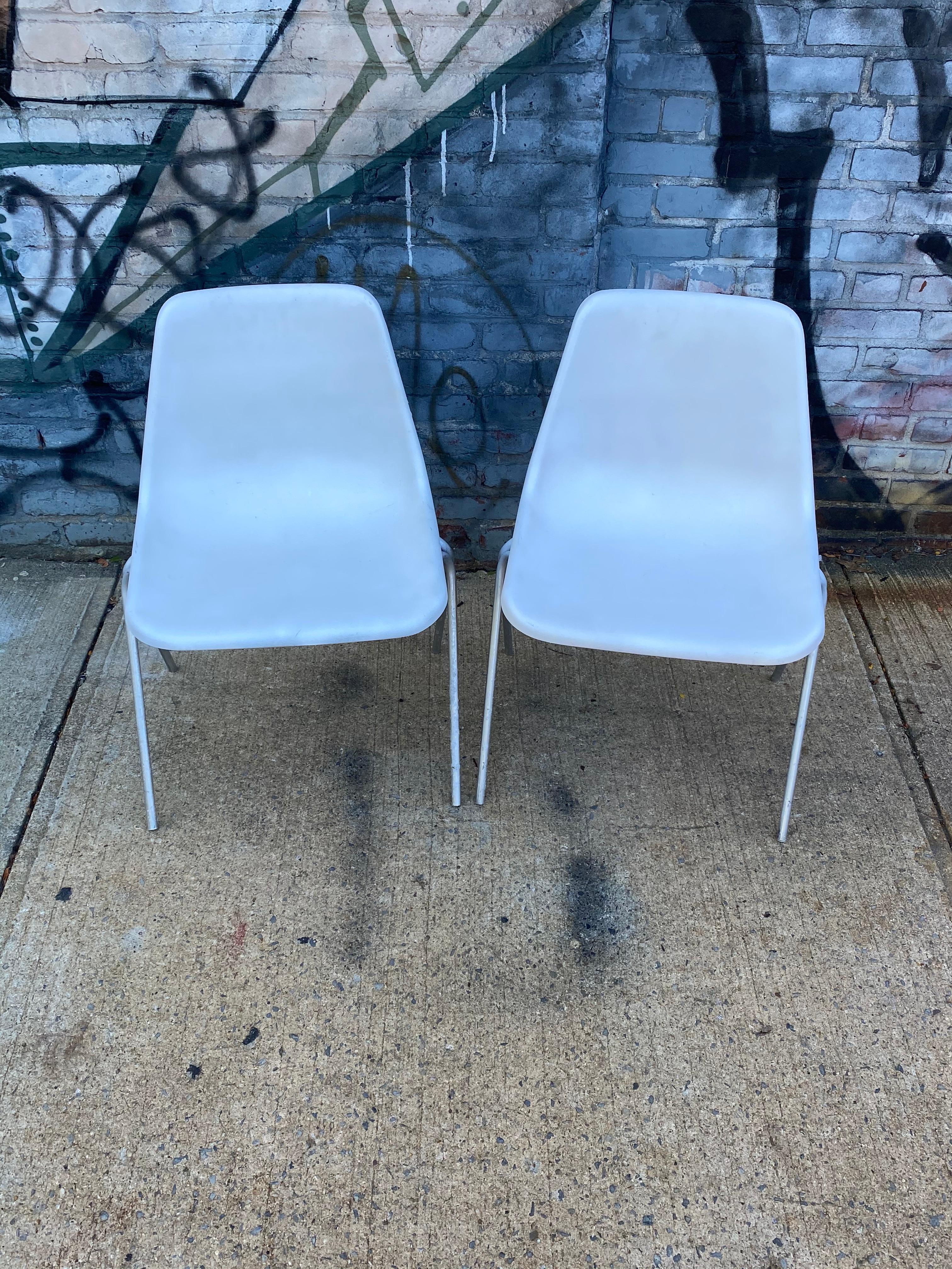 Stapelstühle von Robin Day für John Stuart Furniture Co, Moderne der Mitte des Jahrhunderts im Zustand „Relativ gut“ in Brooklyn, NY