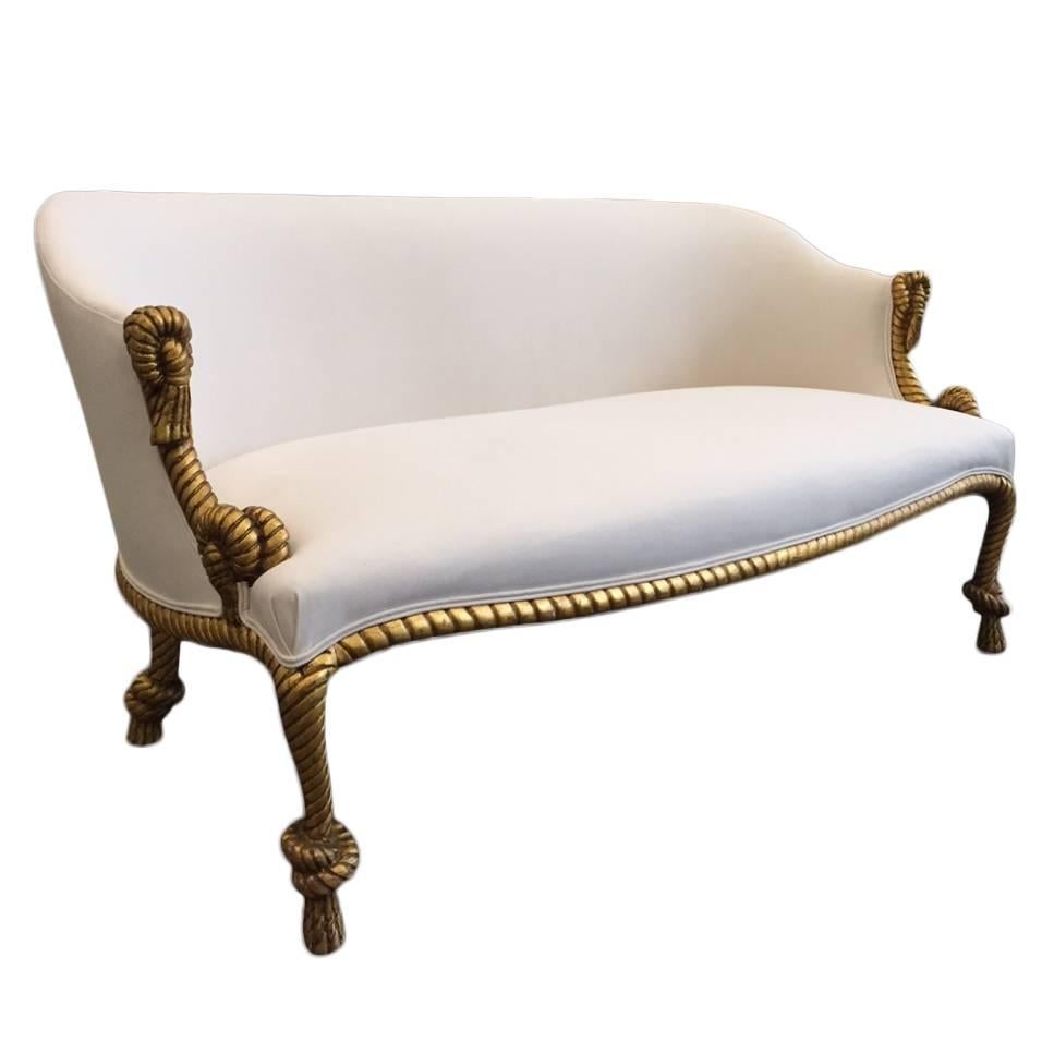 Zwei vergoldete Sofas mit Tauwerk und Quasten aus Leinengemisch. Hollywood Regency, Stil Napoleon III. Dorothy Draper-Stil.
Die Sofas werden einzeln berechnet.