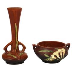 Due vasi e ciotole marroni di Roseville Art Pottery con motivo Freesia della metà del XX secolo