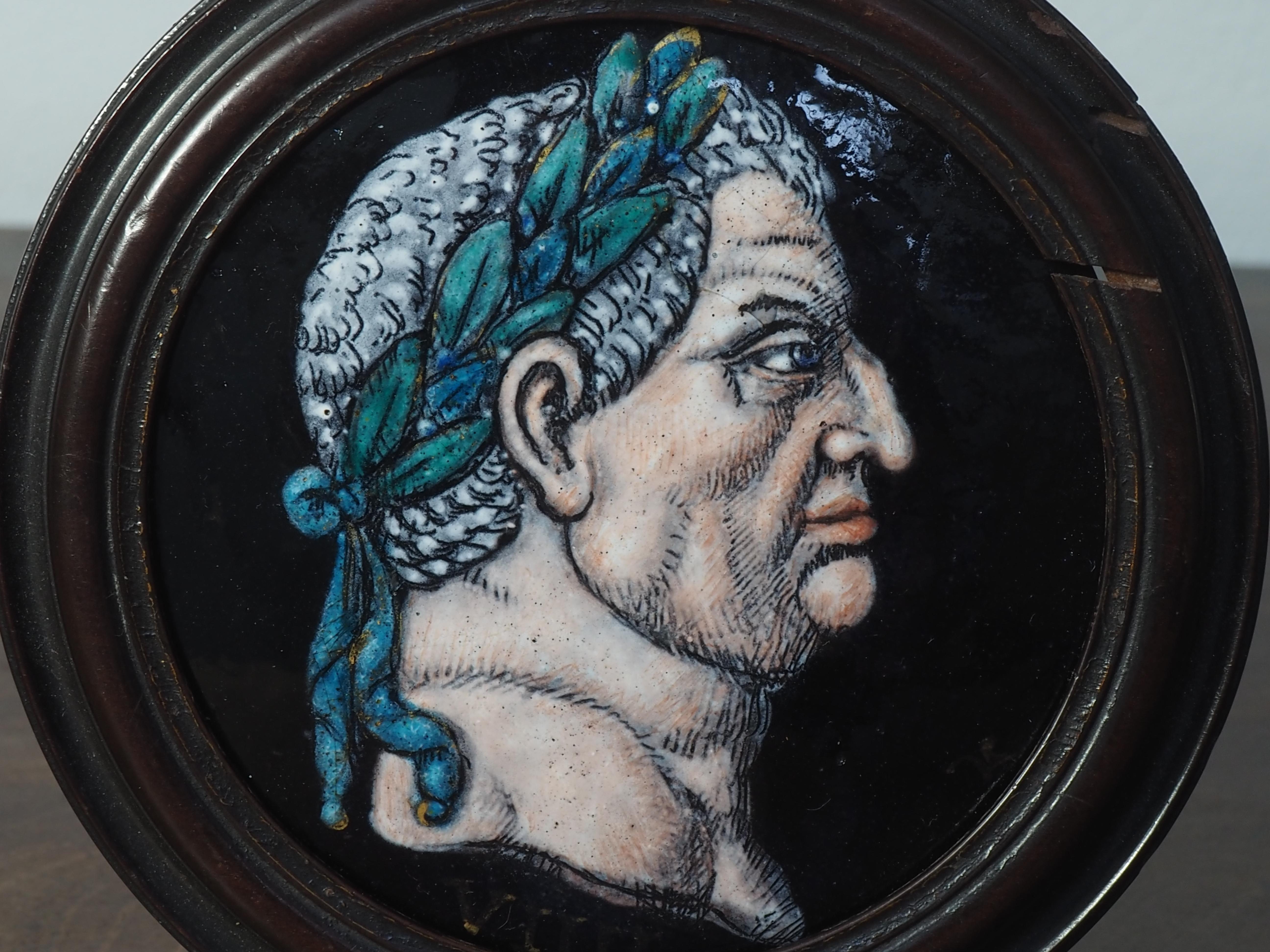 Dos placas redondas de esmalte Nerón y Calígula, a la manera de Jacques I Laudin en venta 2