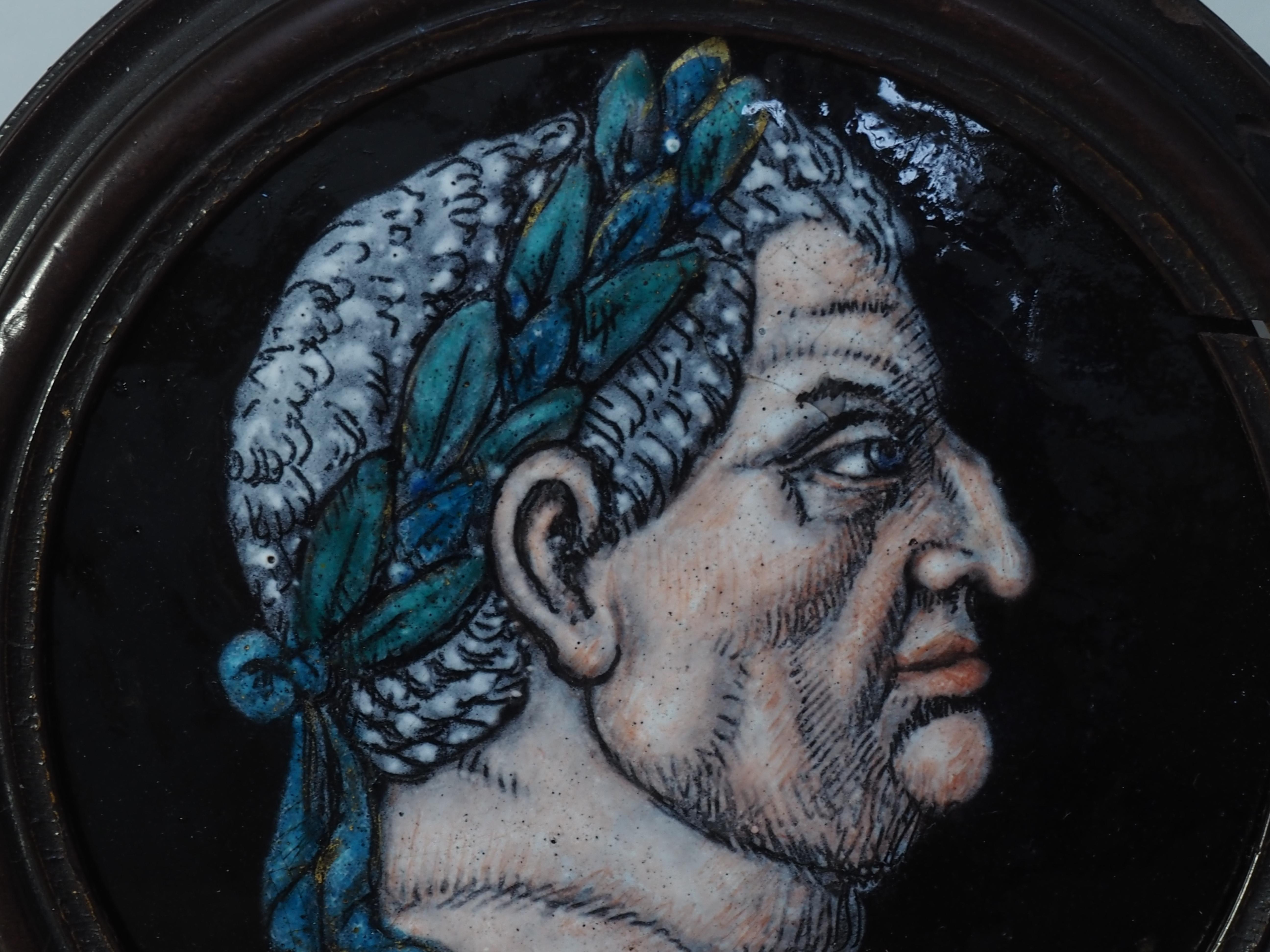 Dos placas redondas de esmalte Nerón y Calígula, a la manera de Jacques I Laudin en venta 4