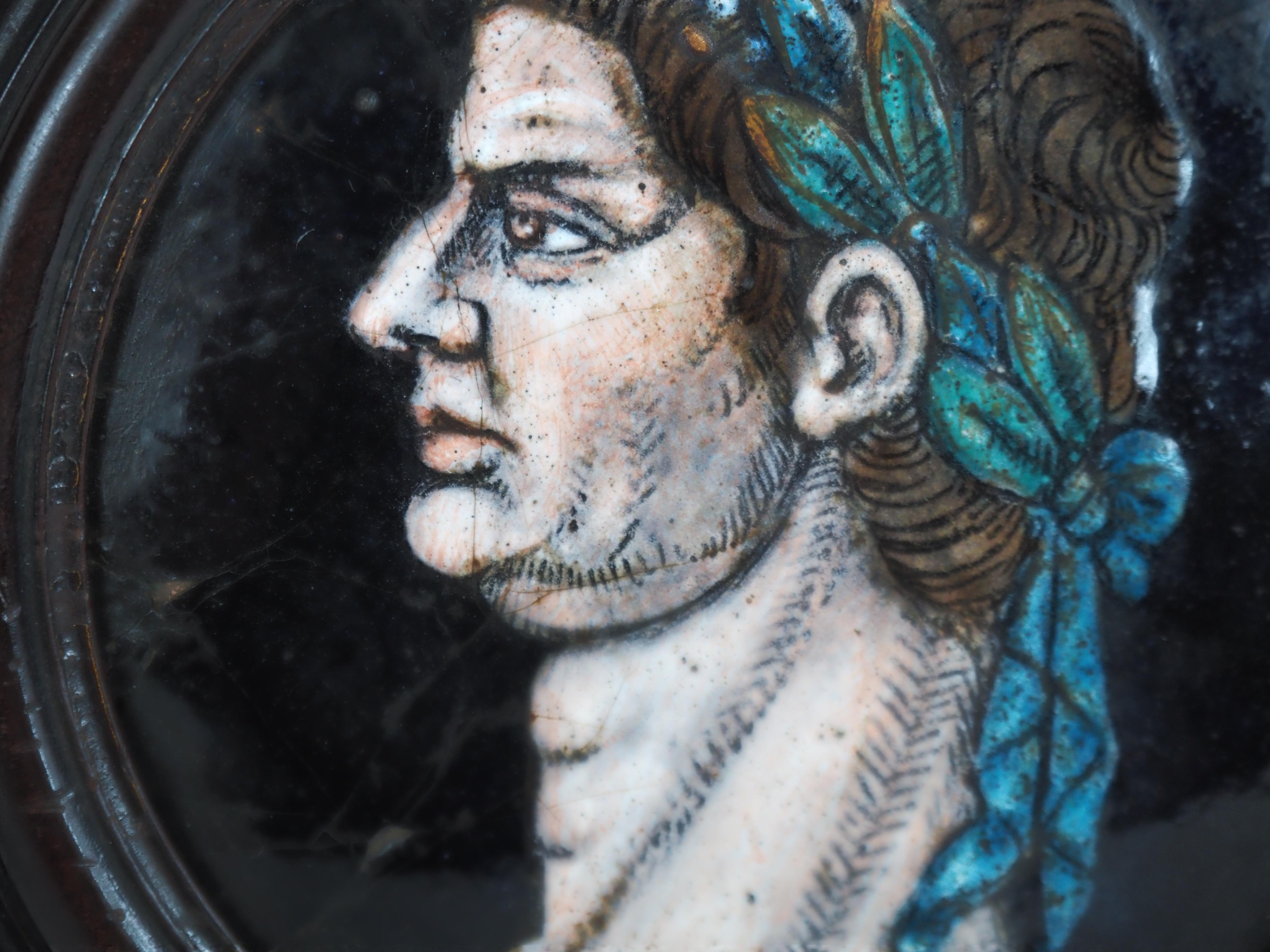 Deux plaques rondes en émail Nero et Caligula, à la manière de Jacques Ier Laudin en vente 5