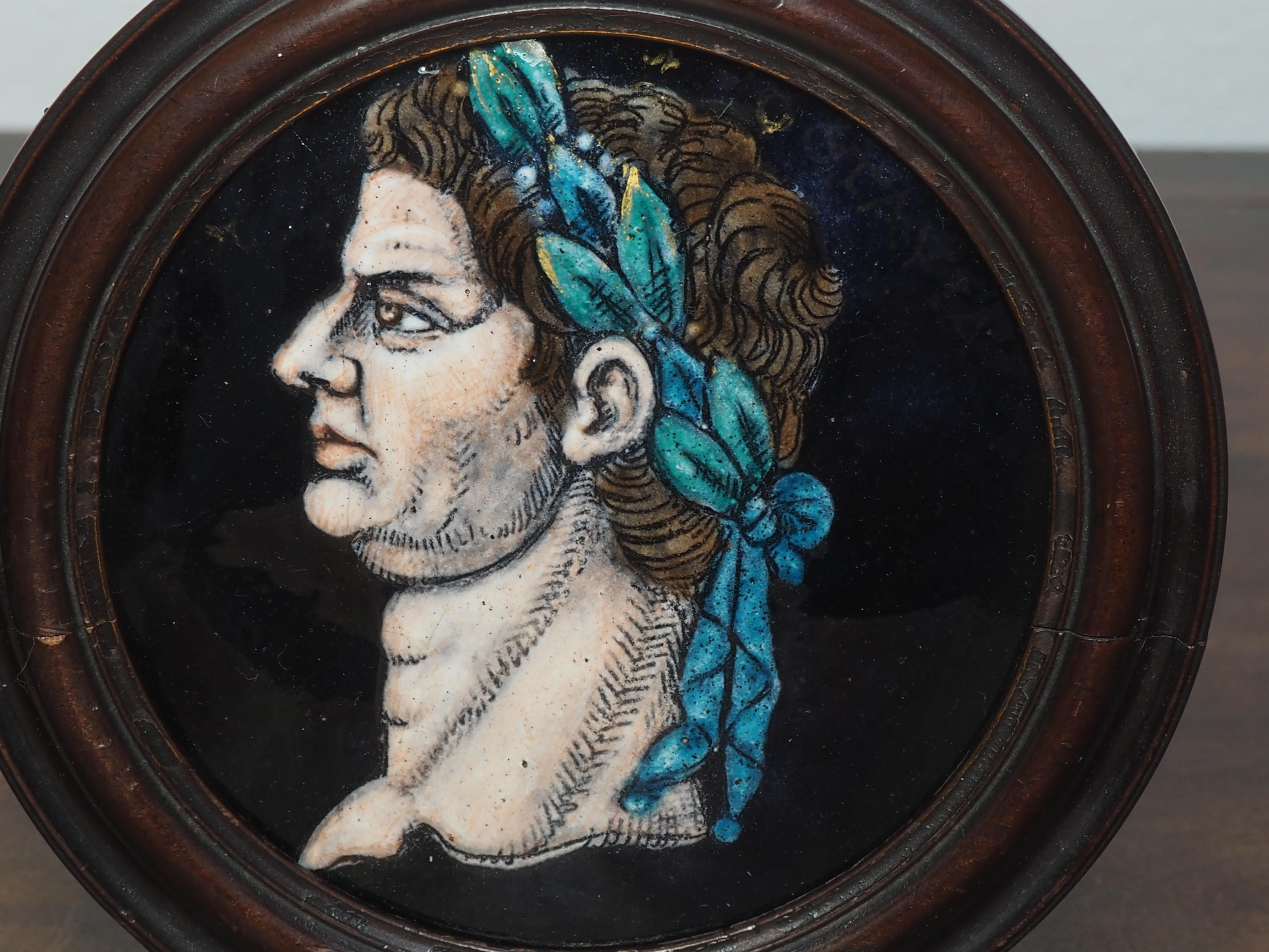 Dos placas redondas de esmalte con retratos de emperadores romanos en perfil de Nerón y Calígula, de una serie de doce, a la manera de Jacques I Laudin.

Francia, siglo XVII.

Procedencia: Colección privada holandesa

En bastante buen estado,