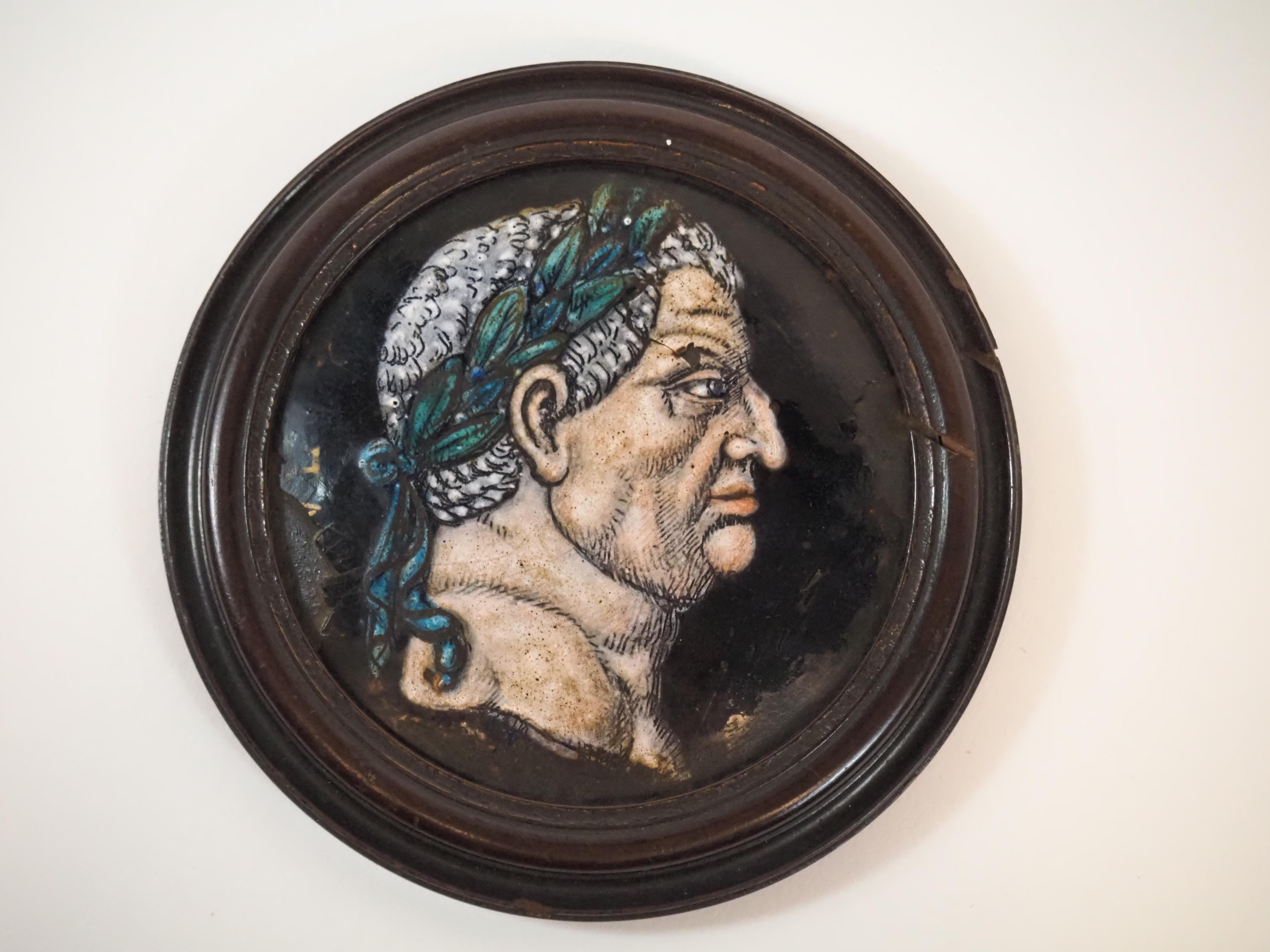 Français Deux plaques rondes en émail Nero et Caligula, à la manière de Jacques Ier Laudin en vente