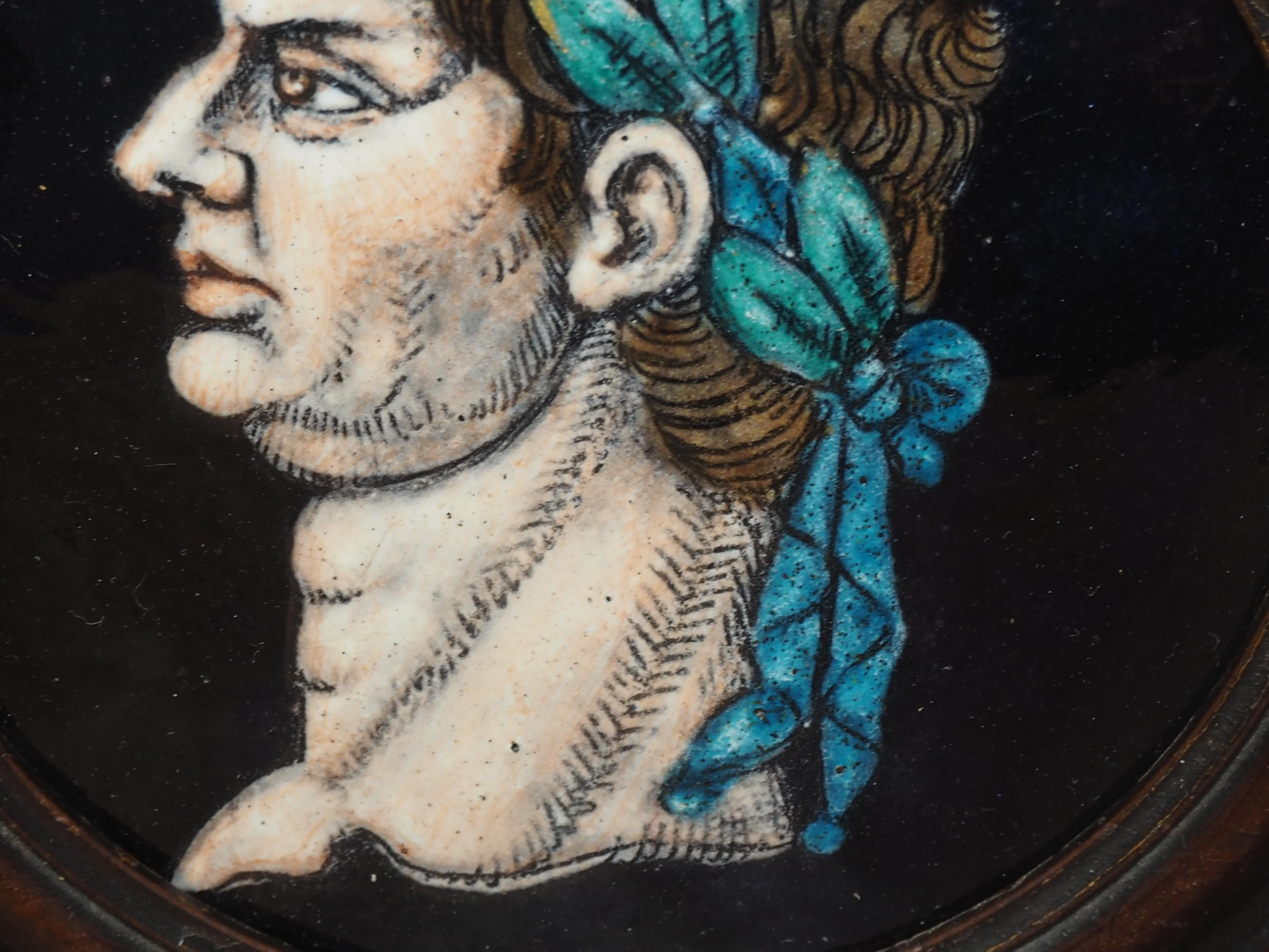 Dos placas redondas de esmalte Nerón y Calígula, a la manera de Jacques I Laudin en Bastante bueno estado para la venta en Gorssel, GE