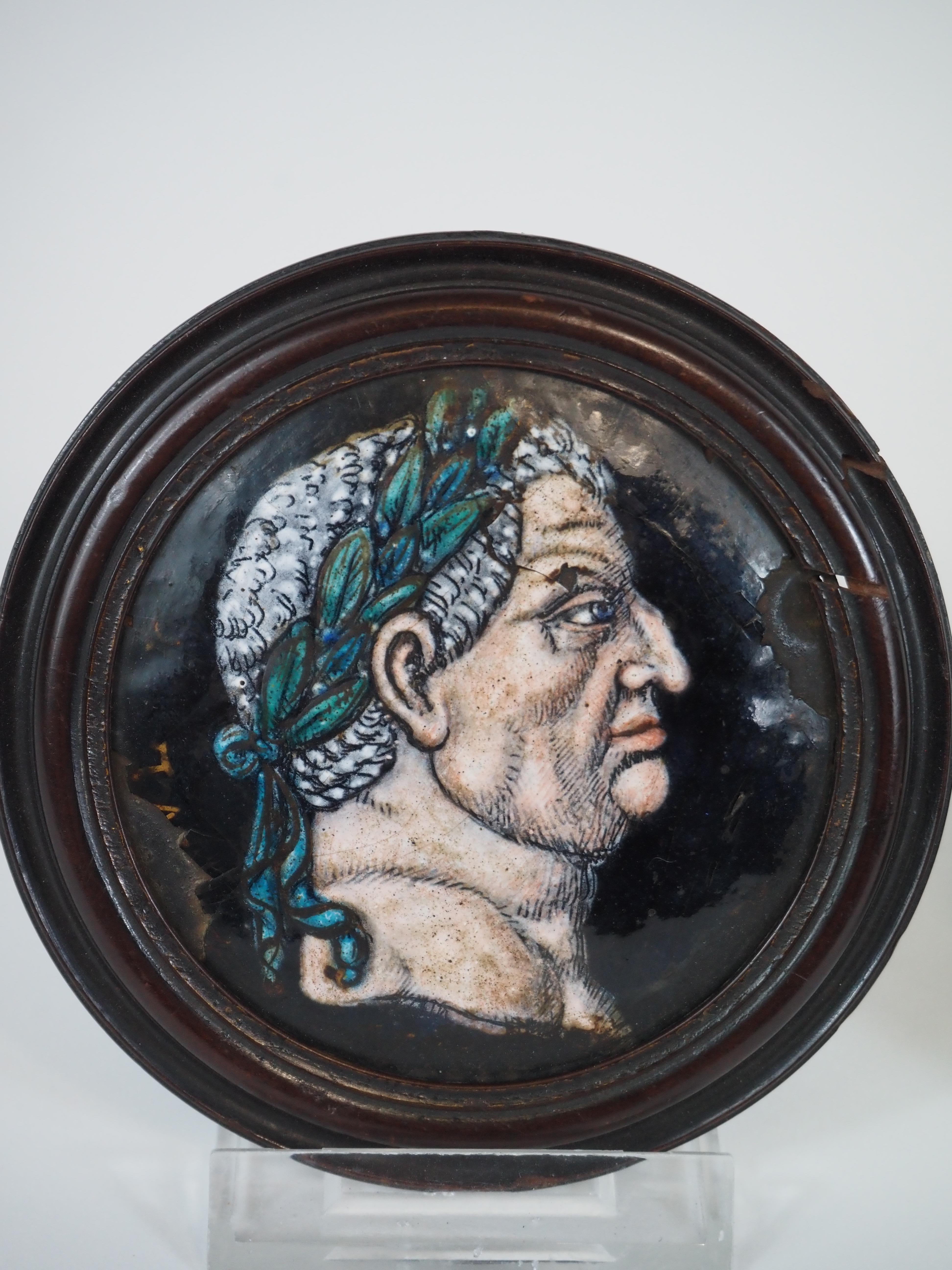 XVIIIe siècle et antérieur Deux plaques rondes en émail Nero et Caligula, à la manière de Jacques Ier Laudin en vente