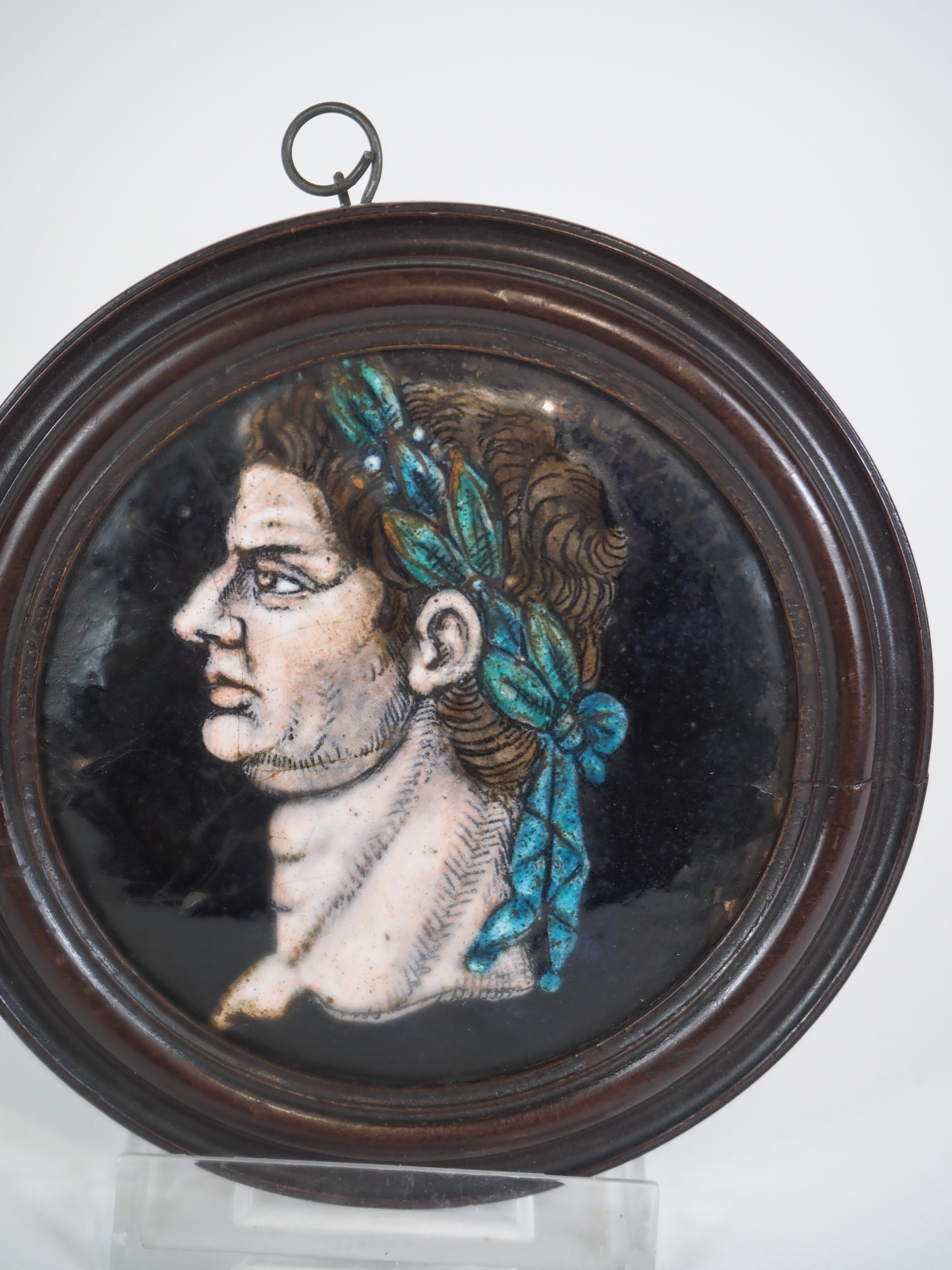 Cuivre Deux plaques rondes en émail Nero et Caligula, à la manière de Jacques Ier Laudin en vente