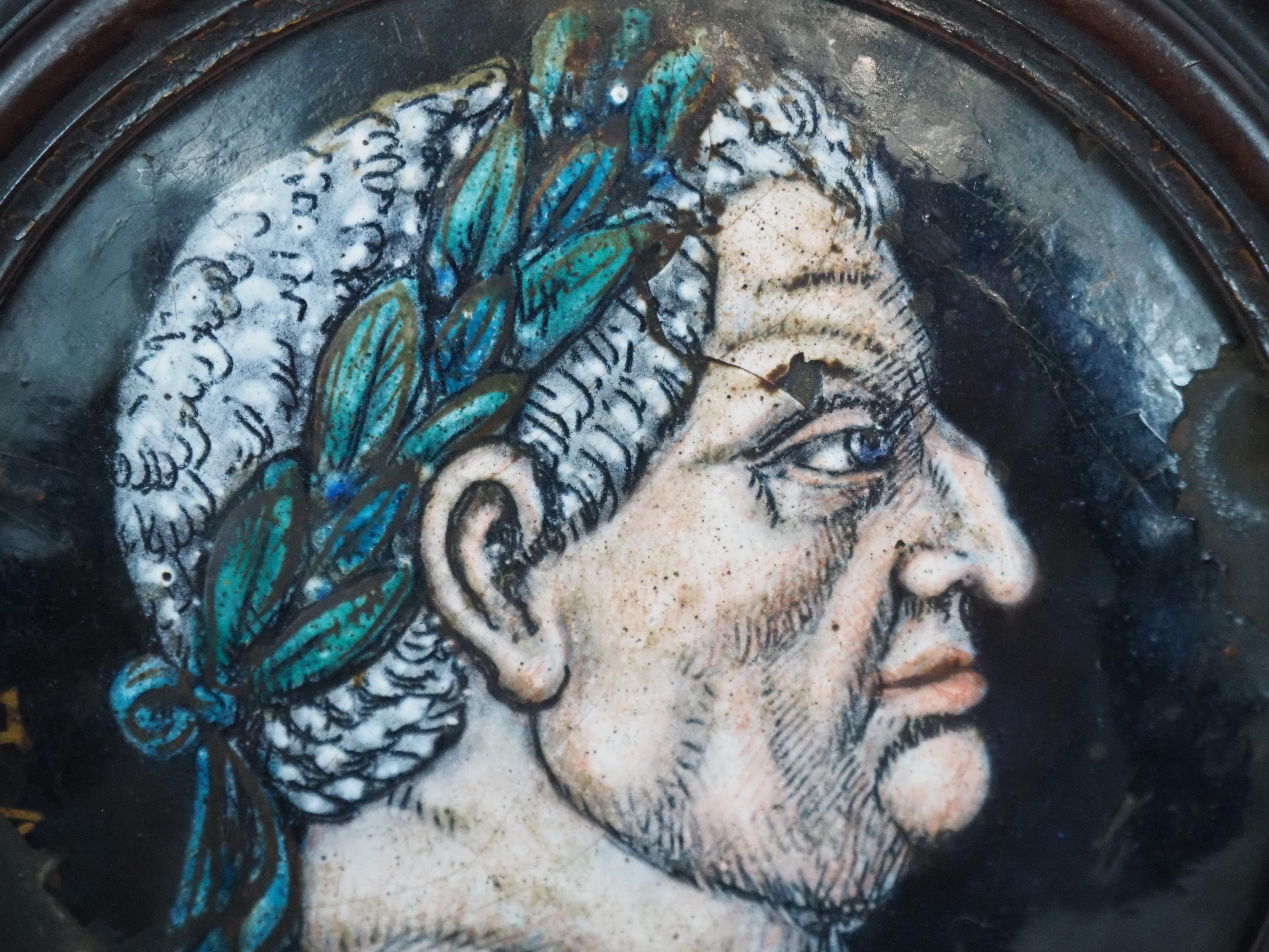 Deux plaques rondes en émail Nero et Caligula, à la manière de Jacques Ier Laudin en vente 1