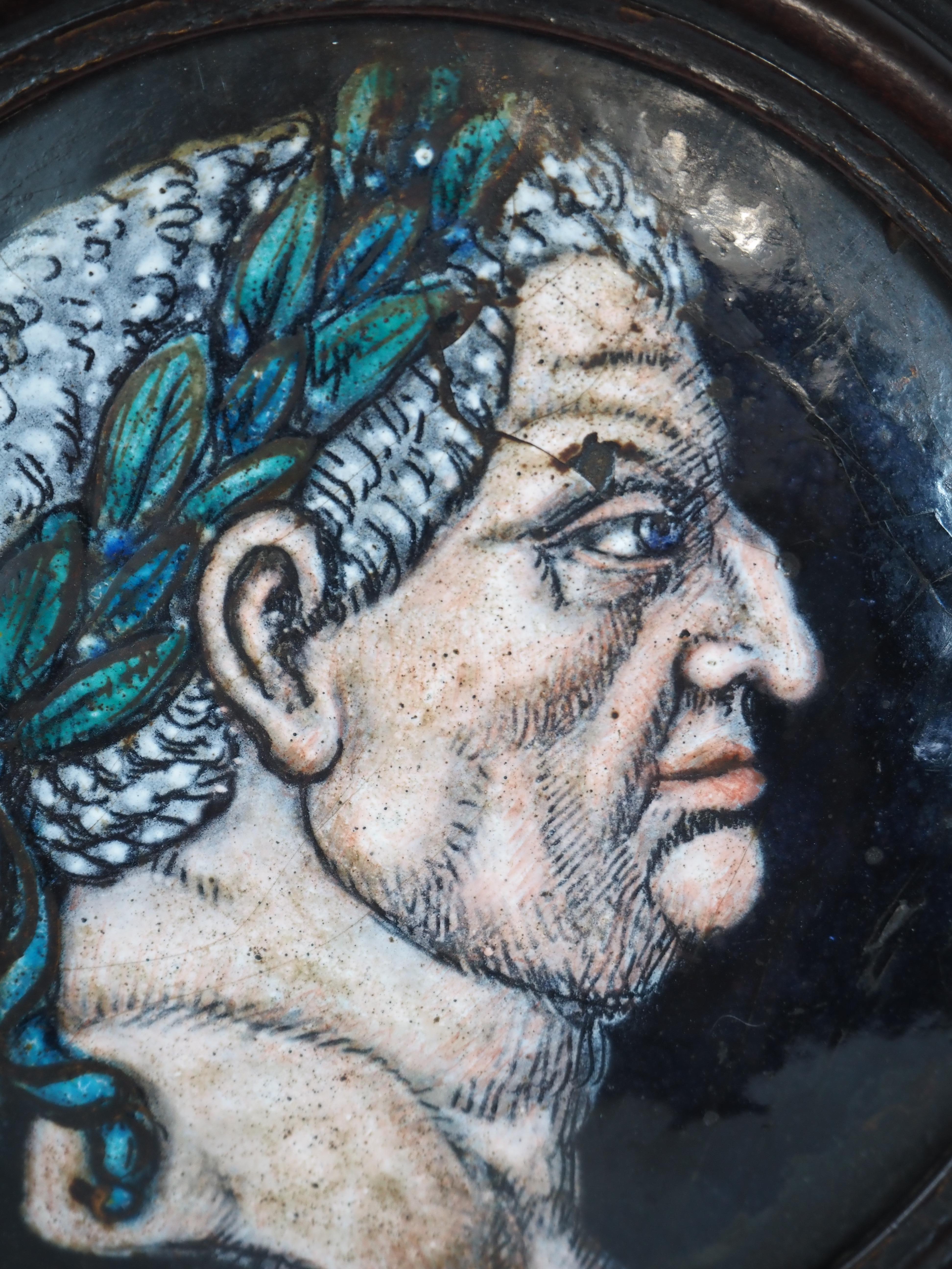 Deux plaques rondes en émail Nero et Caligula, à la manière de Jacques Ier Laudin en vente 3