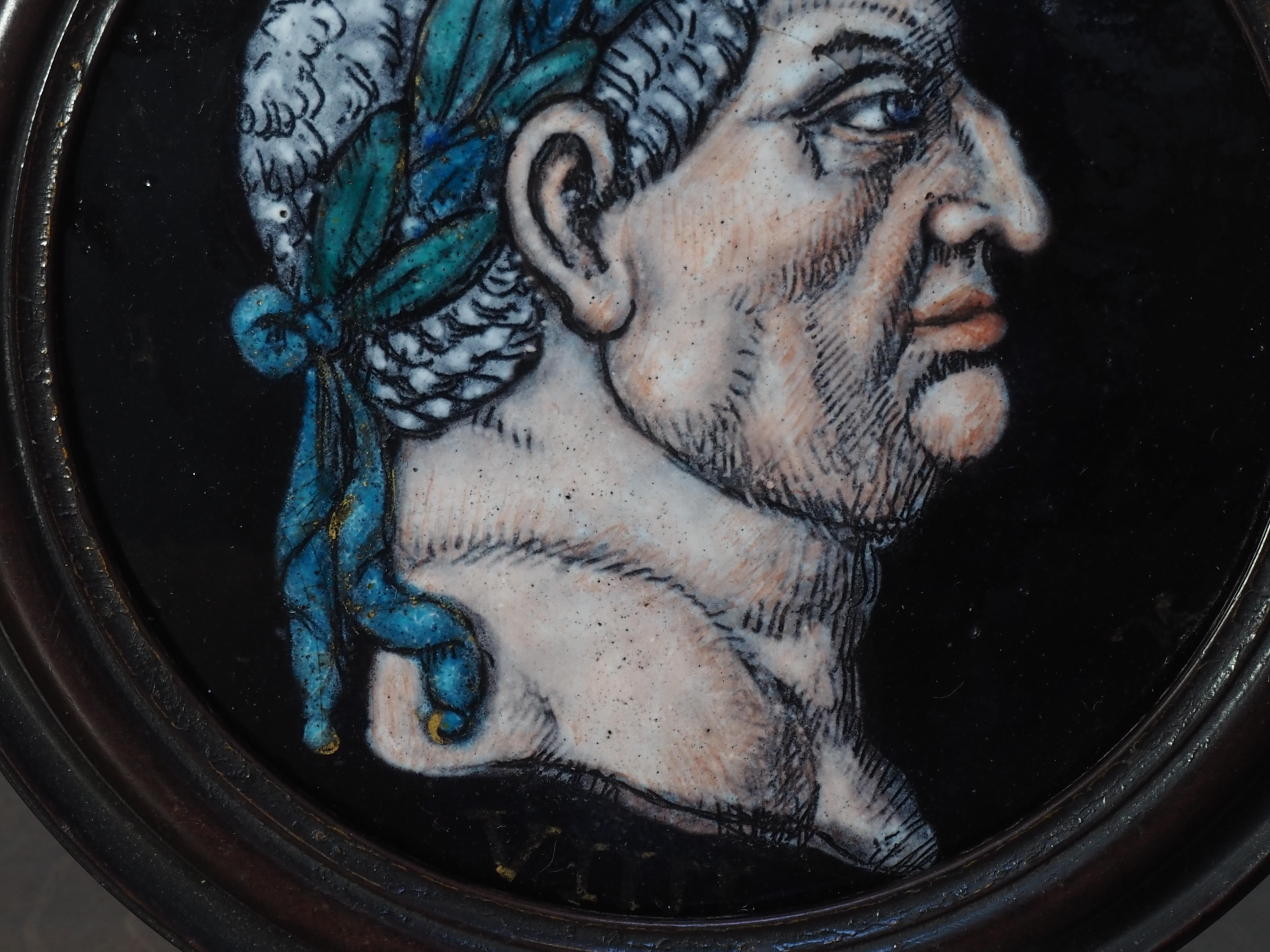 Dos placas redondas de esmalte Nerón y Calígula, a la manera de Jacques I Laudin en venta 3