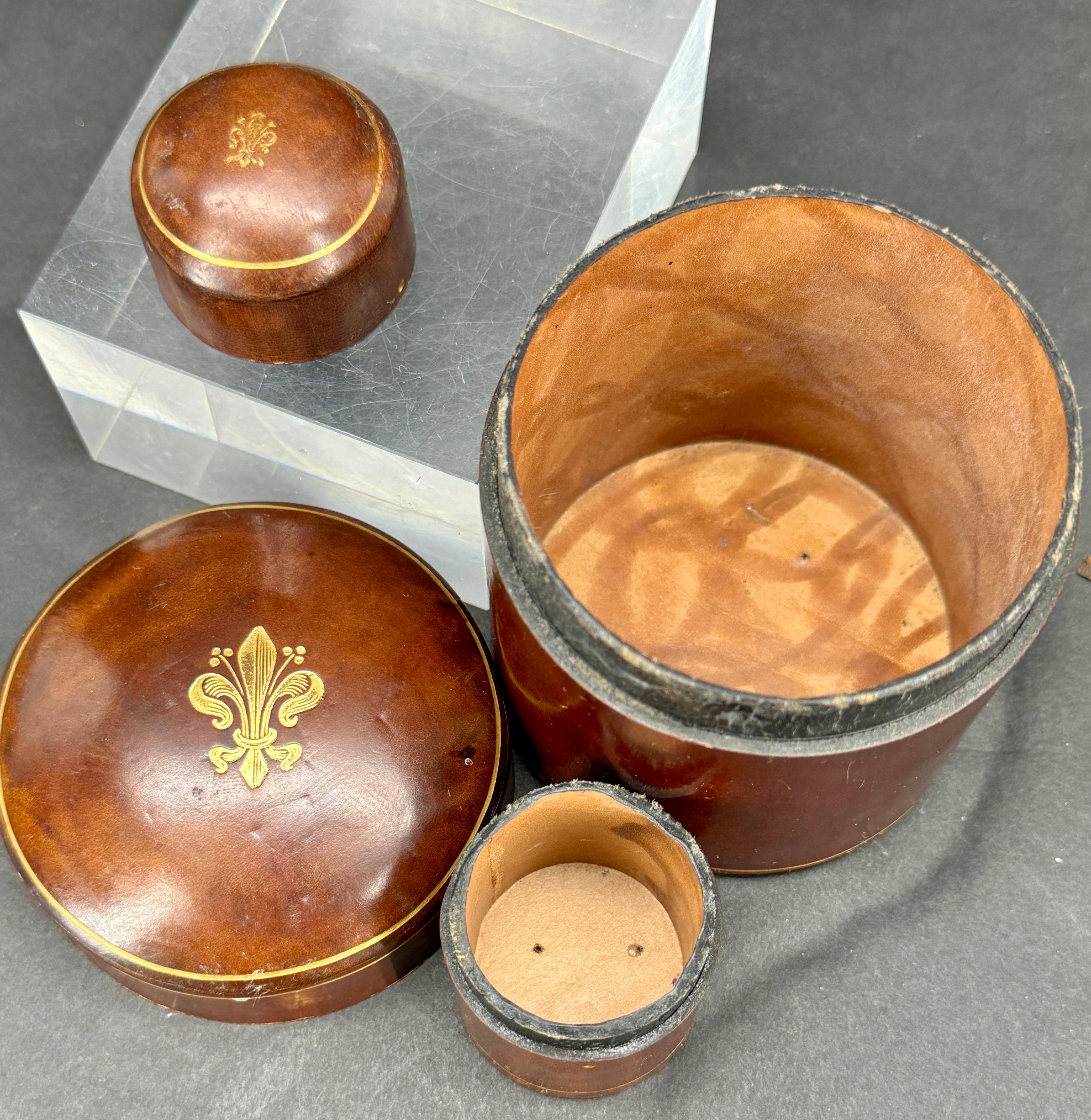 Two Round Florentine Mid Century Leather Boxes with Fleur-de-Lis Decoration For Sale 3