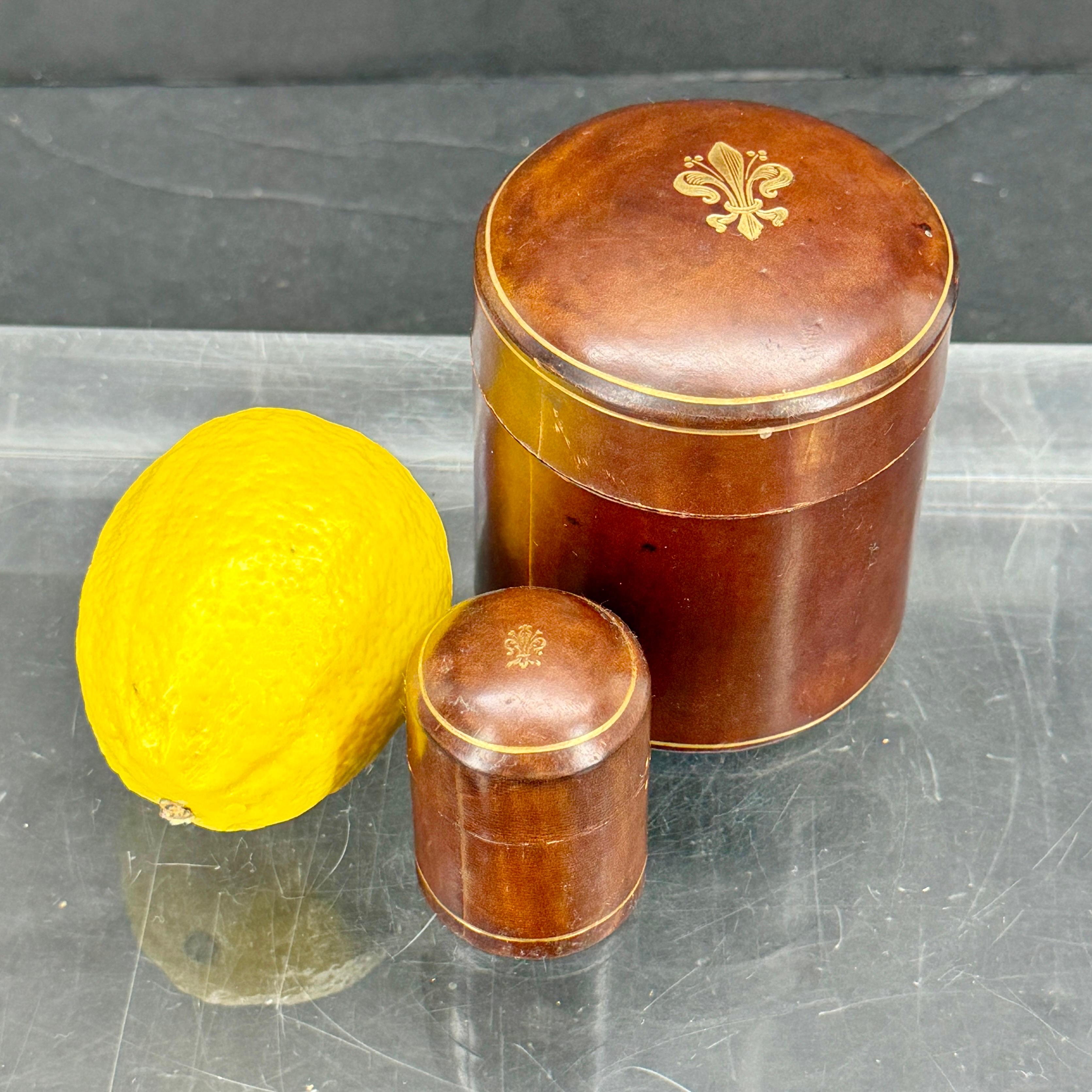 Two Round Florentine Mid Century Leather Boxes with Fleur-de-Lis Decoration For Sale 5