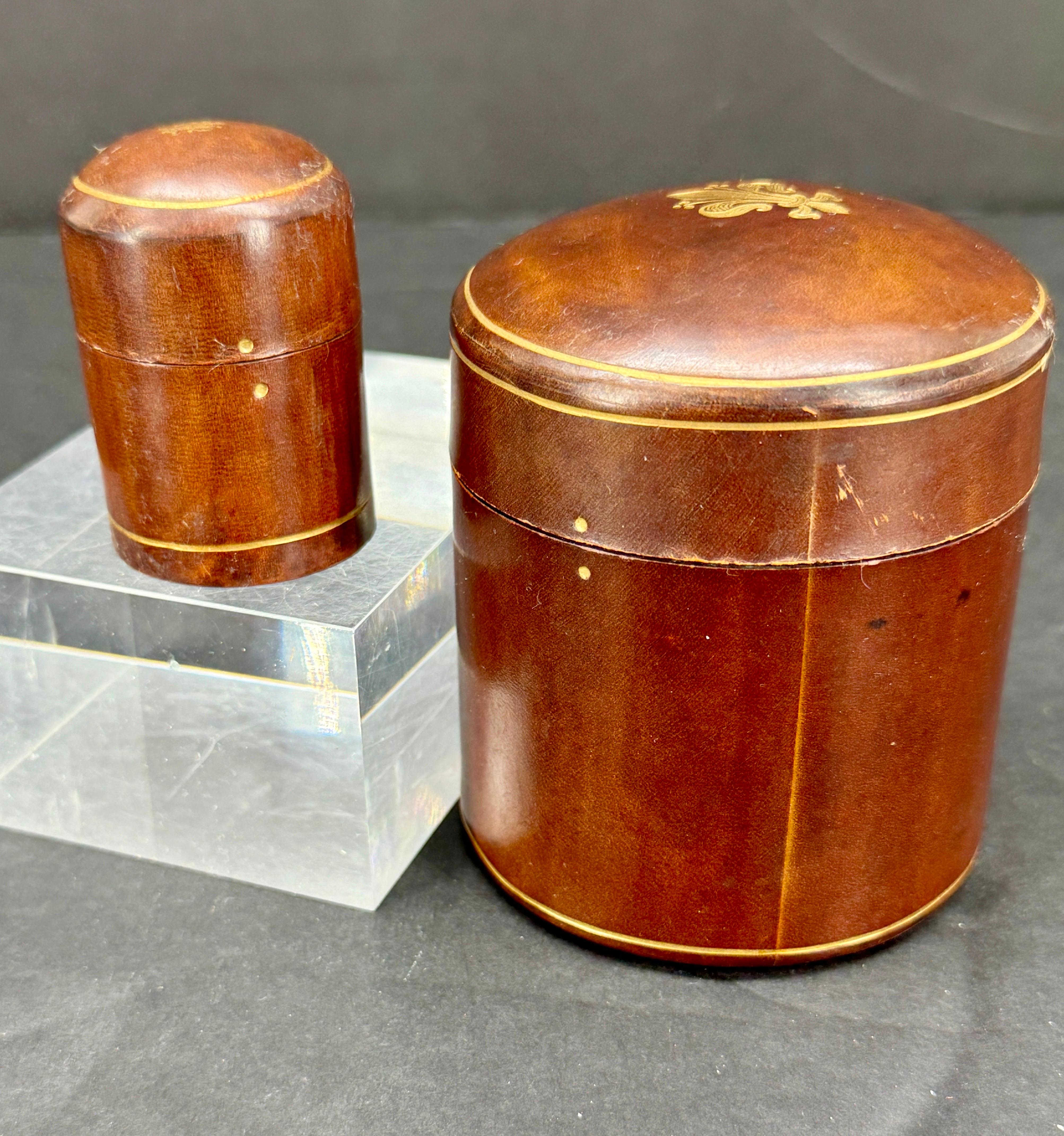 Two Round Florentine Mid Century Leather Boxes with Fleur-de-Lis Decoration For Sale 1