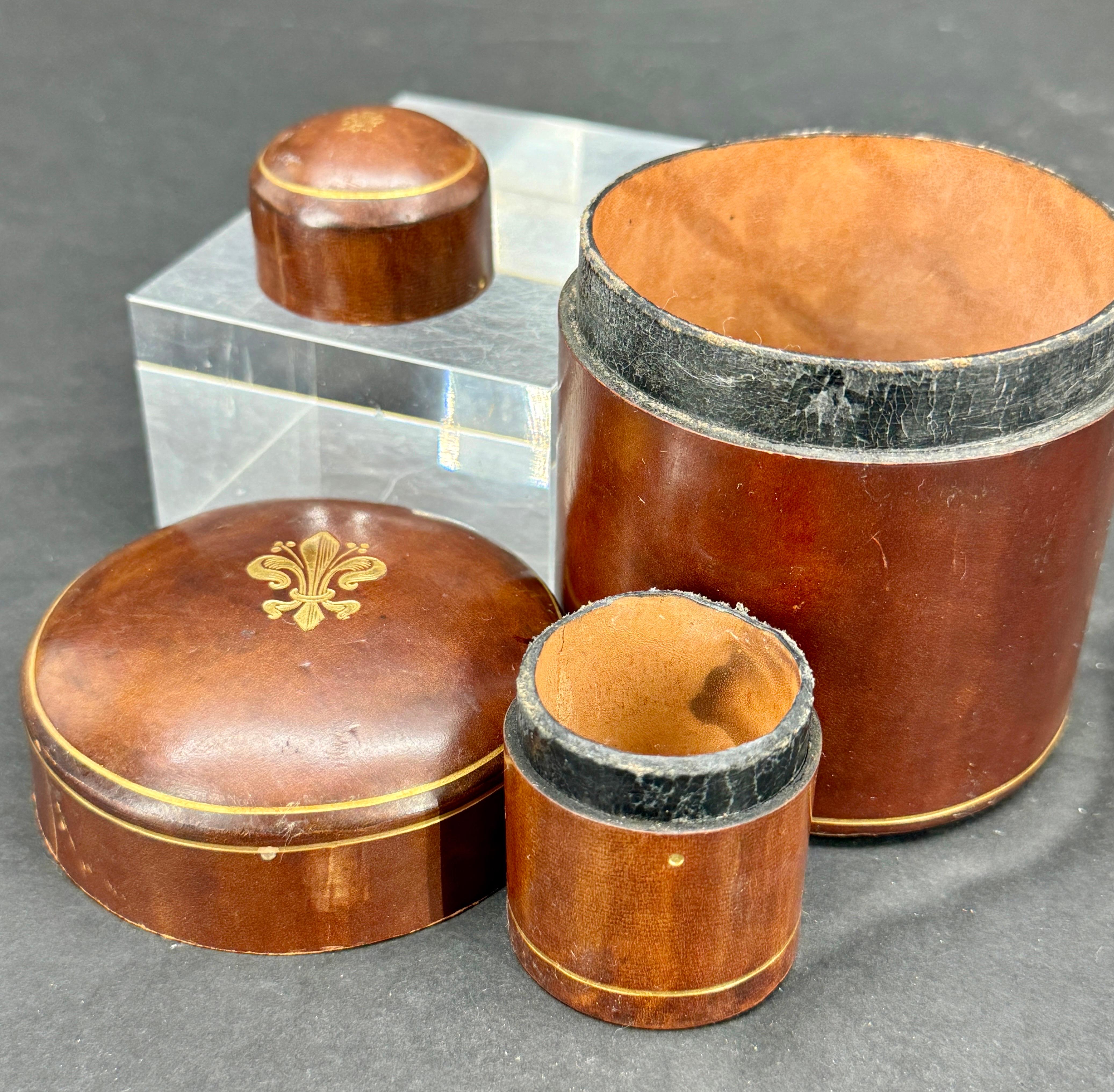 Two Round Florentine Mid Century Leather Boxes with Fleur-de-Lis Decoration For Sale 2