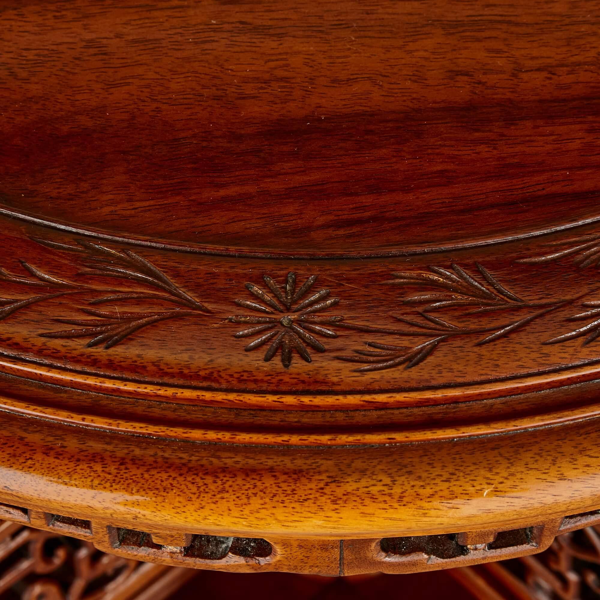 20ième siècle Deux tables chinoises rondes en bois de feuillus marqueté en vente