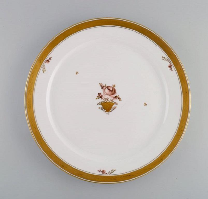 Deux plats de service ronds Royal Copenhagen à panier doré en porcelaine avec décor de fleurs et or. Début du 20e siècle.
Mesure : le plus grand diamètre : 33,5 cm.
En parfait état.
Estampillé.
1ère qualité d'usine.