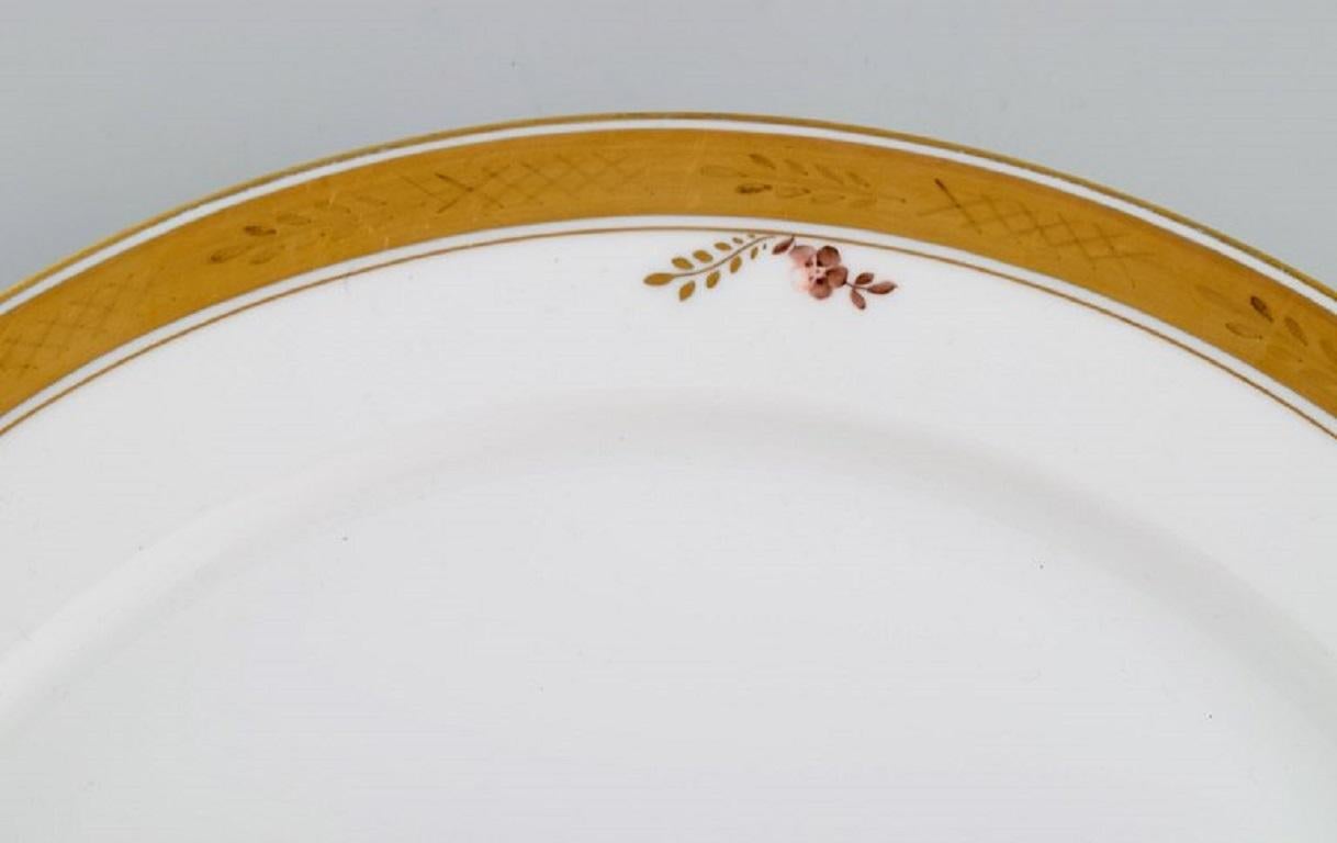 Peint à la main Deux plats de service ronds en porcelaine Royal Copenhagen à panier doré en vente
