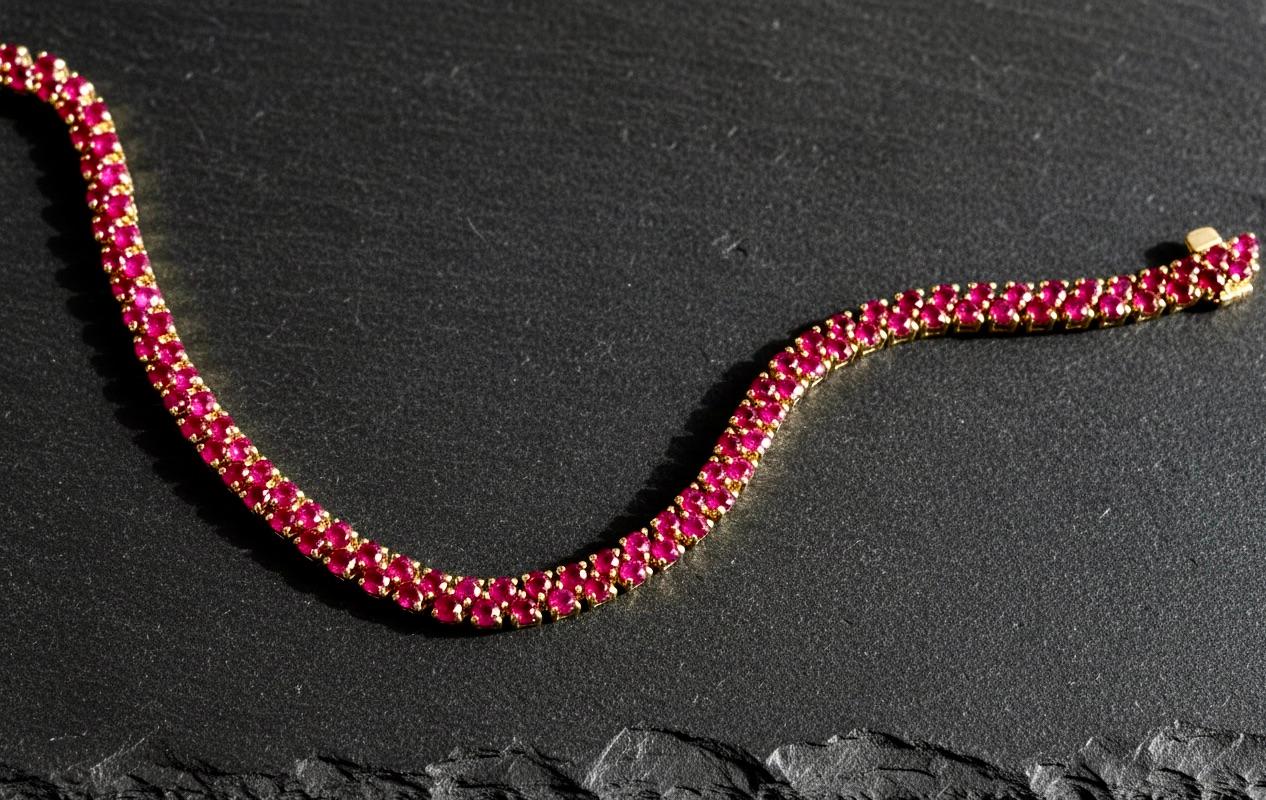 Contemporaneo Bracciale a due file di rubini naturali da 11,00 carati in oro giallo in vendita