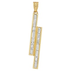 Ciondolo in oro 18 carati con diamante da 1 carato a forma di baguette su due file.