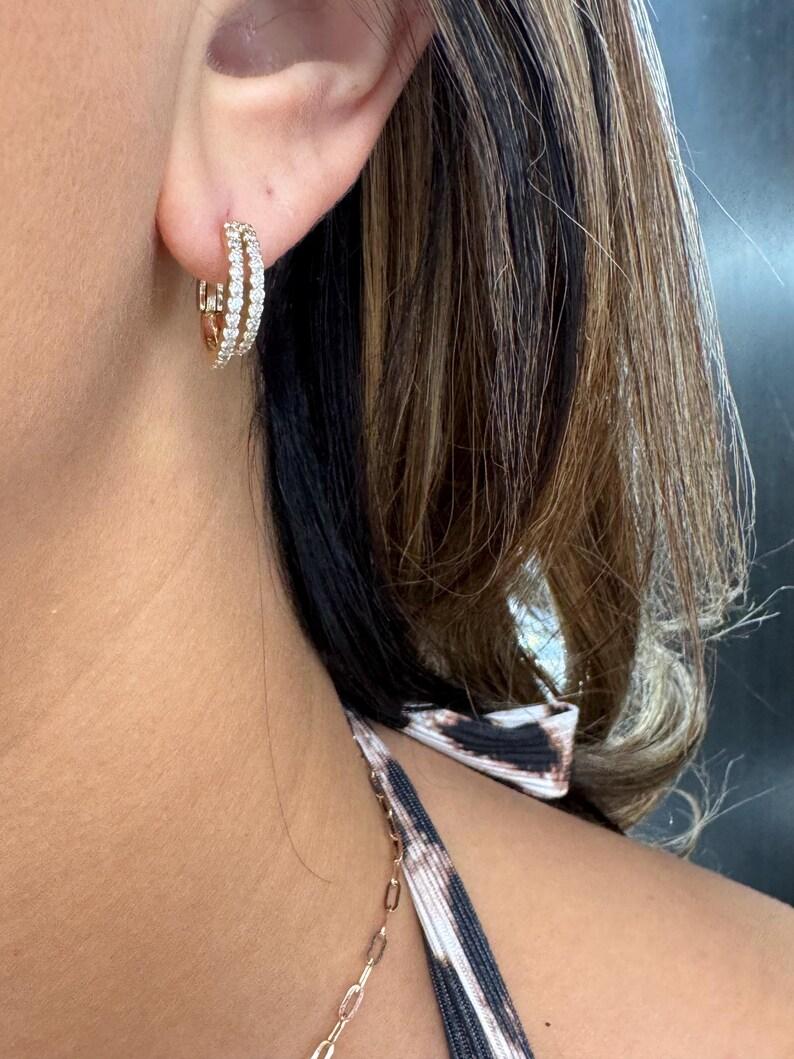 Boucles d'oreilles à deux rangs de diamants comprenant 50 brillants ronds pesant 0,73 carats, en or jaune 14 carats. 

Existe en blanc et en or rose 
Plus de cerceaux disponibles
Message pour photos et détails.

Recherche Harbor Diamonds