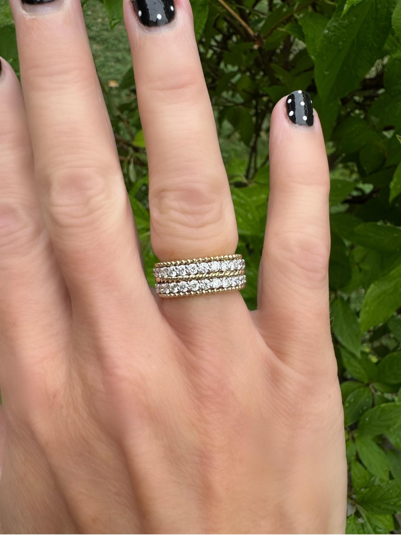 Solo uno disponibile

Descrizione:

Questo elegante anello di proprietà presenta una classica fascia in oro 14K con un design a corda, accentuato da due file di diamanti naturali che aggiungono una raffinata brillantezza. La sua lavorazione senza