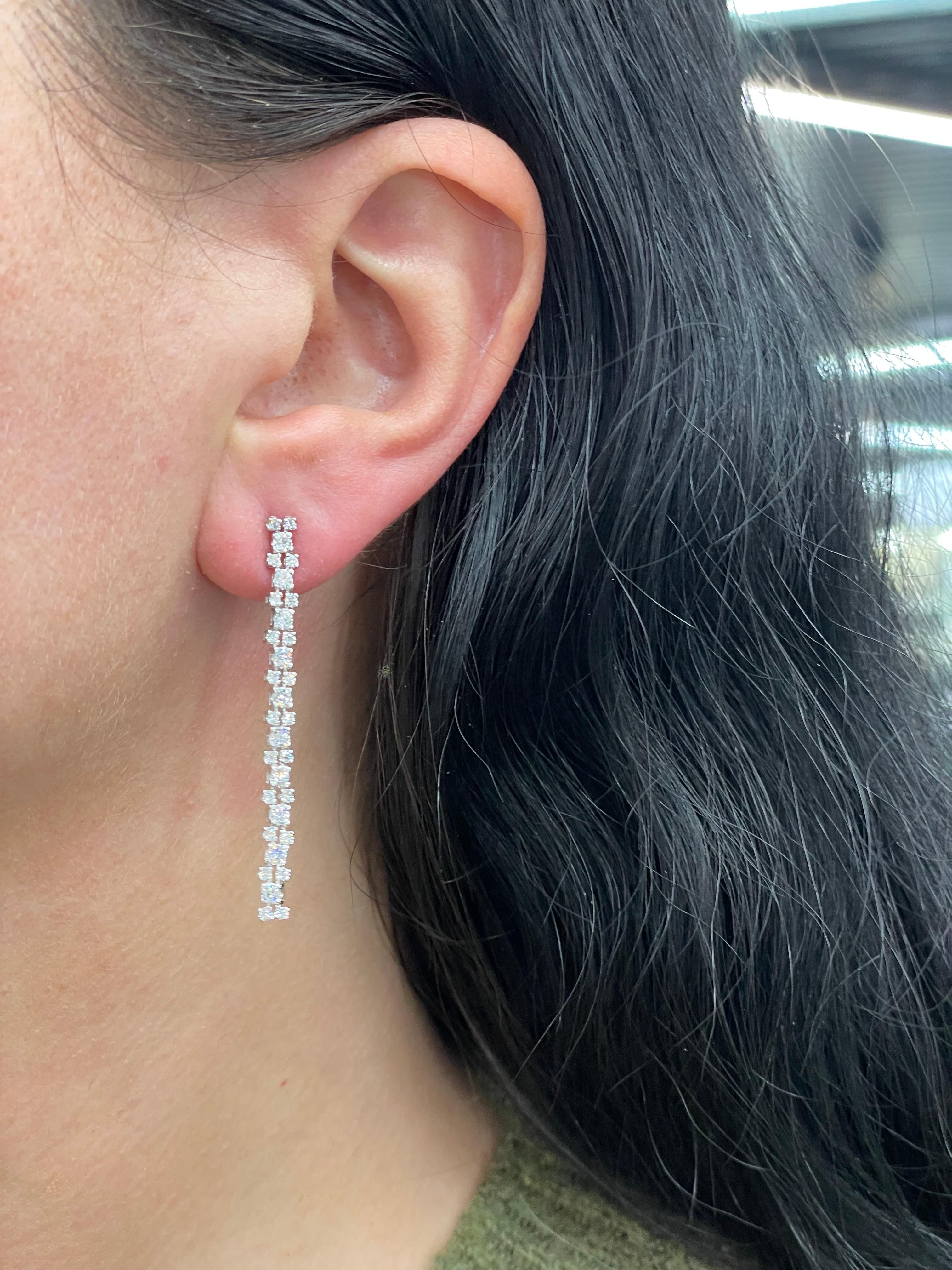 Two Row Long Diamond Dangle Drop Earrings 1.05 Carats 18 Karat White Gold  In New Condition For Sale In New York, NY