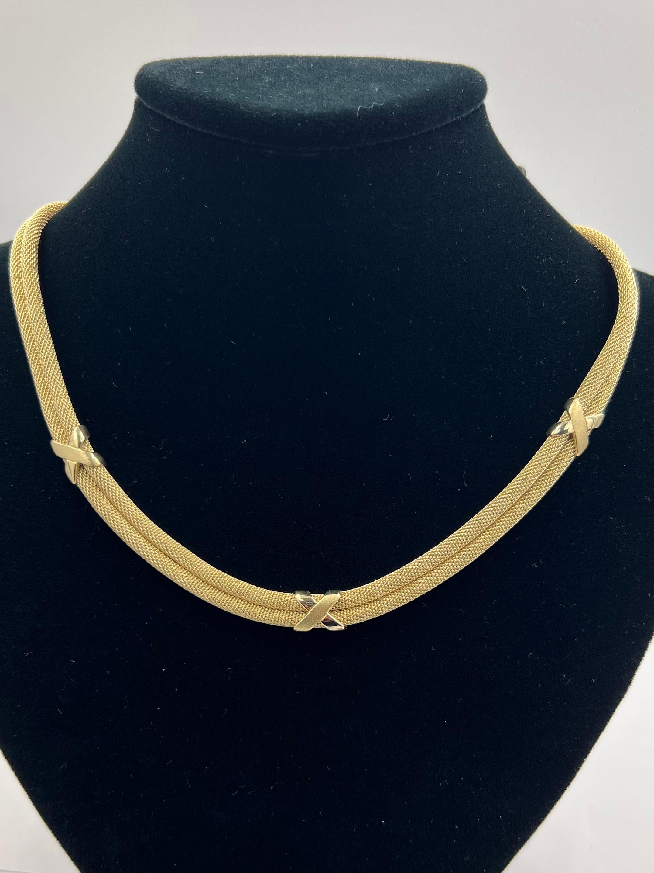  Zweireihige Mesh-Halskette aus Gelbgold, 1990er Jahre.

 ÜBER DIESEN ARTIKEL: N-DJ818D     Diese zeitgenössische italienische Halskette besteht aus zwei Reihen abgerundeter Maschen, die mit drei verstreuten X-Mustern verbunden sind, die geblümt und