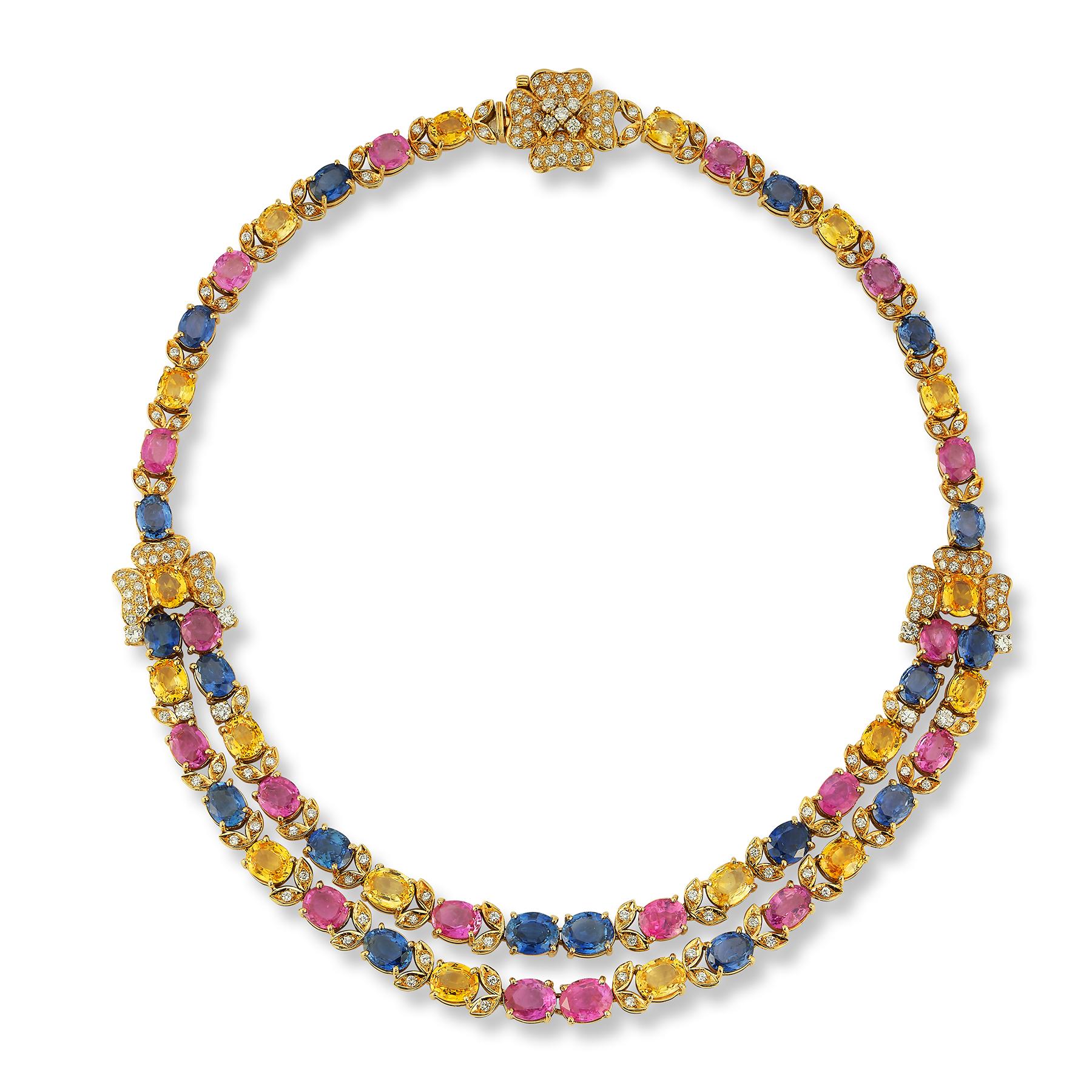 Zweireihige Multicolor-Saphir-Halskette

18K Gelbgold mit Blattwerk und 310 Diamanten im Brillantschliff (ca. 6,37 ct), 20 rosa Saphiren (ca. 29,7 ct), 20 ovalen blauen Saphiren (ca. 25,65 ct) und 30 ovalen gelben Saphiren (ca. 26,61 ct)