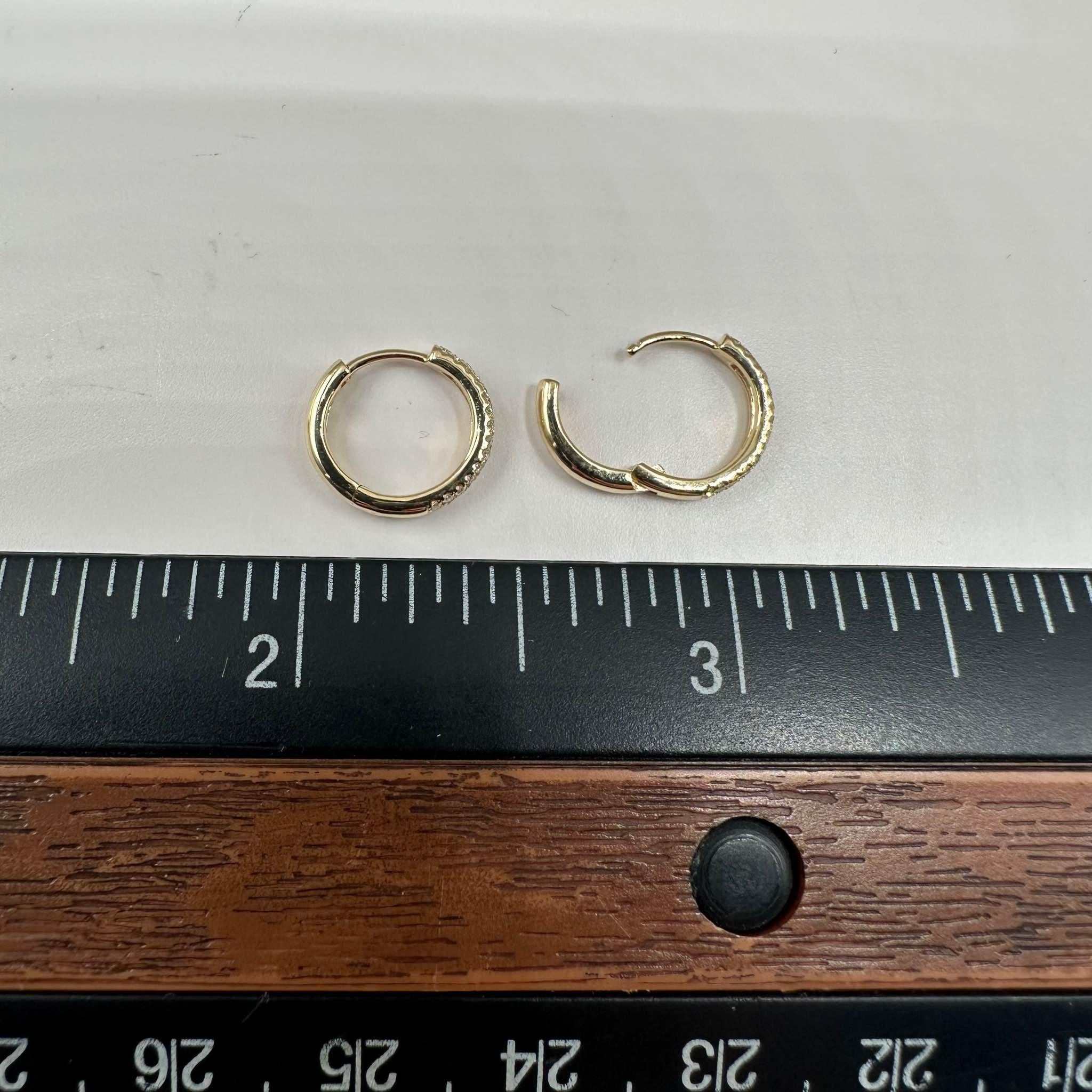 Huggies en or jaune 14 carats à deux rangées de diamants pavés - 0,12 carat poids total GH SI2-I1, 10,6 mm Unisexe en vente