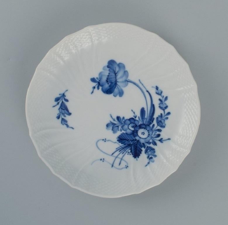Peint à la main Deux courbes de fleurs bleues de Royal Copenhagen, un bol et un plat. en vente