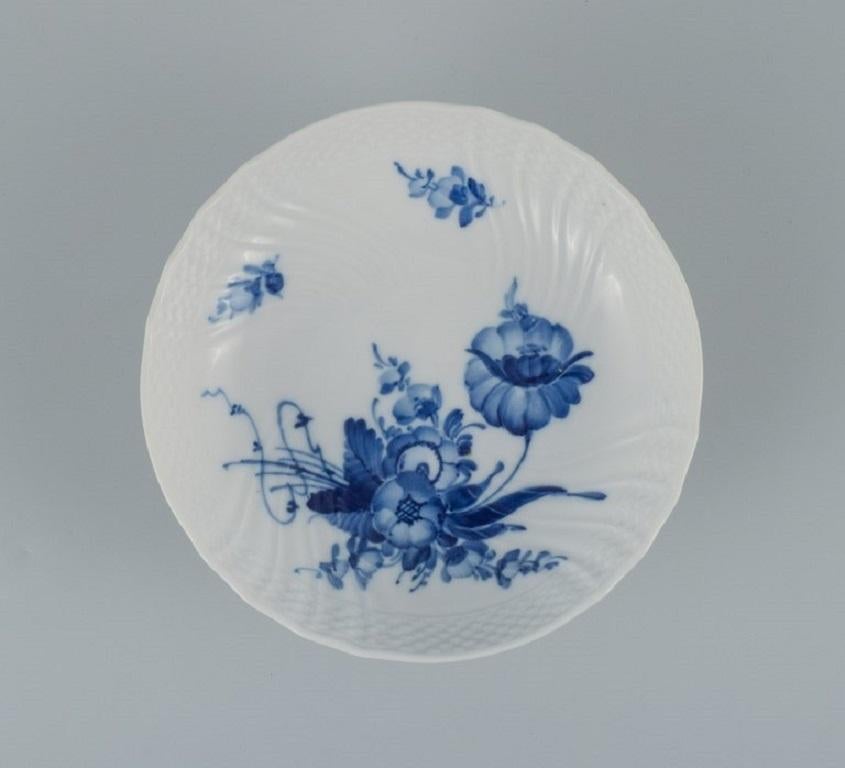 Milieu du XXe siècle Deux courbes de fleurs bleues de Royal Copenhagen, un bol et un plat. en vente